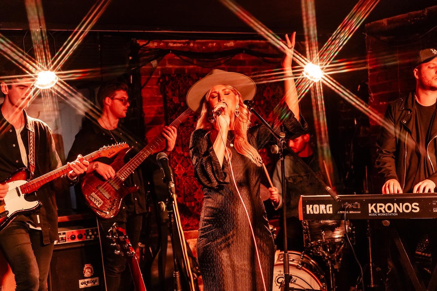 Woweee last night was something special! 🤩 Thank you to EVERYBODY who came to support me and my music. 🙏🏼 We all had so much fun singing and rocking out! 

Oh and&hellip; I thought it was time to reveal a little secret too 🤰🏼 #musicmama