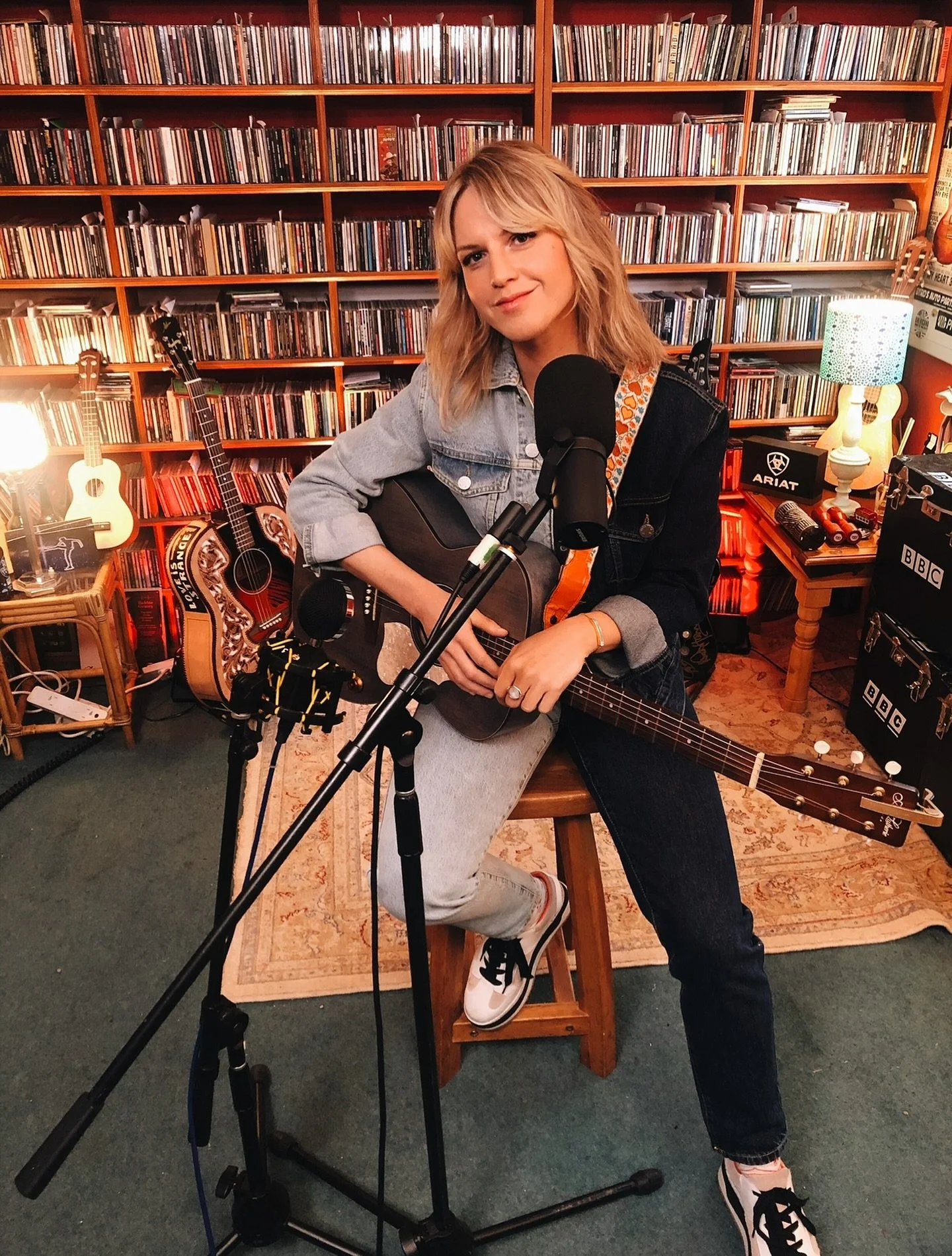 Some rooms just feel like music - this magical studio is one of them! ✨ A favourite live session of mine courtesy of sweet, kind and legendary @whisperingbob for his @utatsessions 🍎 🎸
