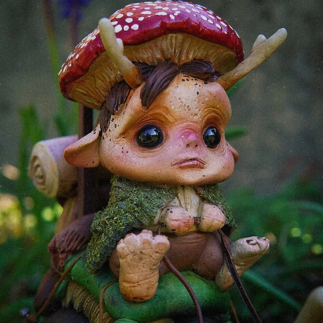 {Adopt&eacute; &bull; artwork sold} 

Sylvians are moving from their current Woodlands to the warmer regions of Petite Rivi&egrave;re, in anticipation of the coming season and their annual Firefly Festival. ✨ 🐌🌙

FR: c'est le temps de migration des