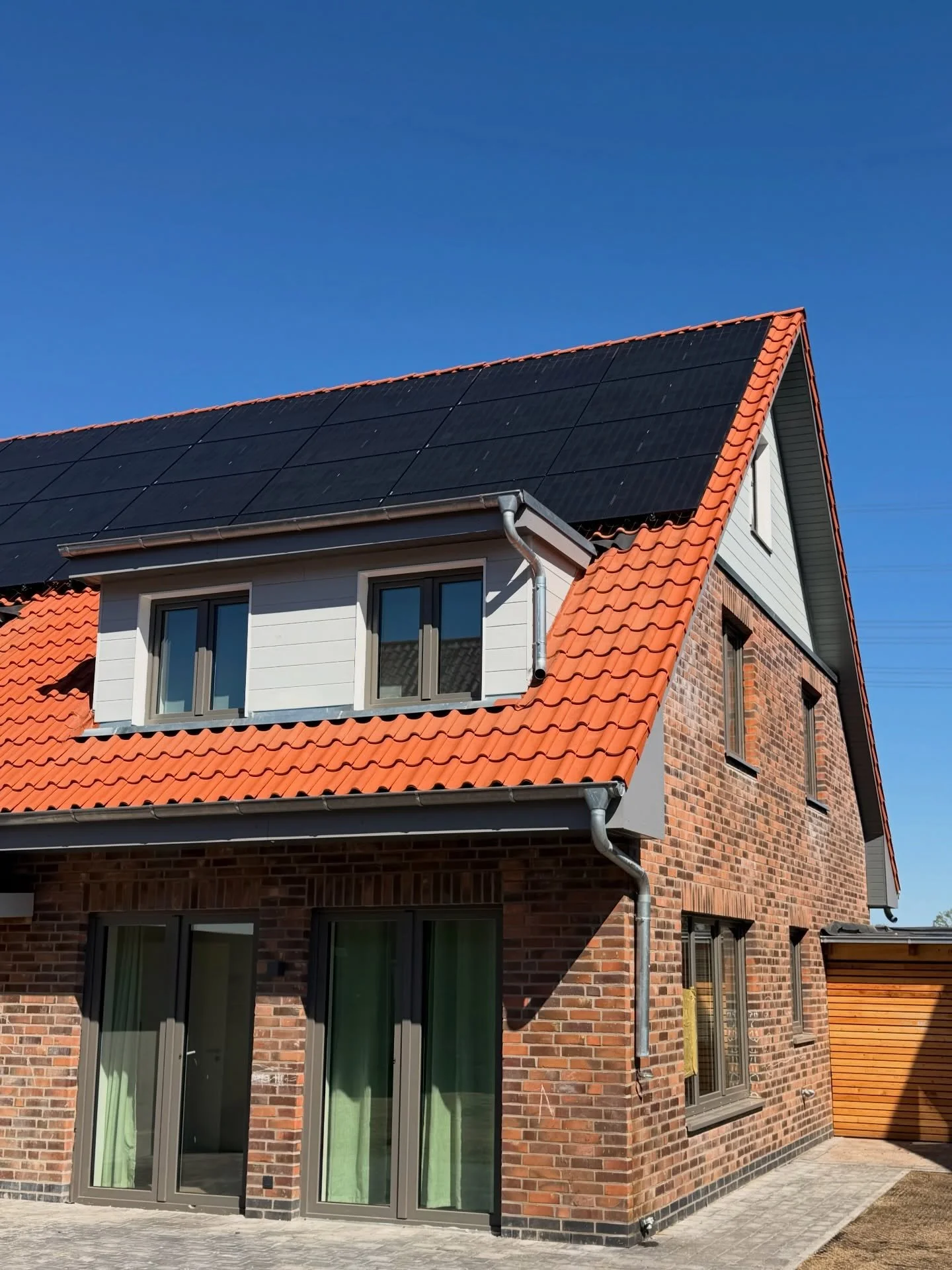 Vier Hauser. Ein Zuhause. 🏡

Phoenix, Falcon, Atlas &amp; Arrow &ndash; unsere vier Wohngruppen. 

Sozial. Lebendig. Echt.

Mitten in der Natur, im Kreis Pinneberg, vor den Toren Hamburgs, umgeben von Weiden und Stille und trotzdem alles da, was man