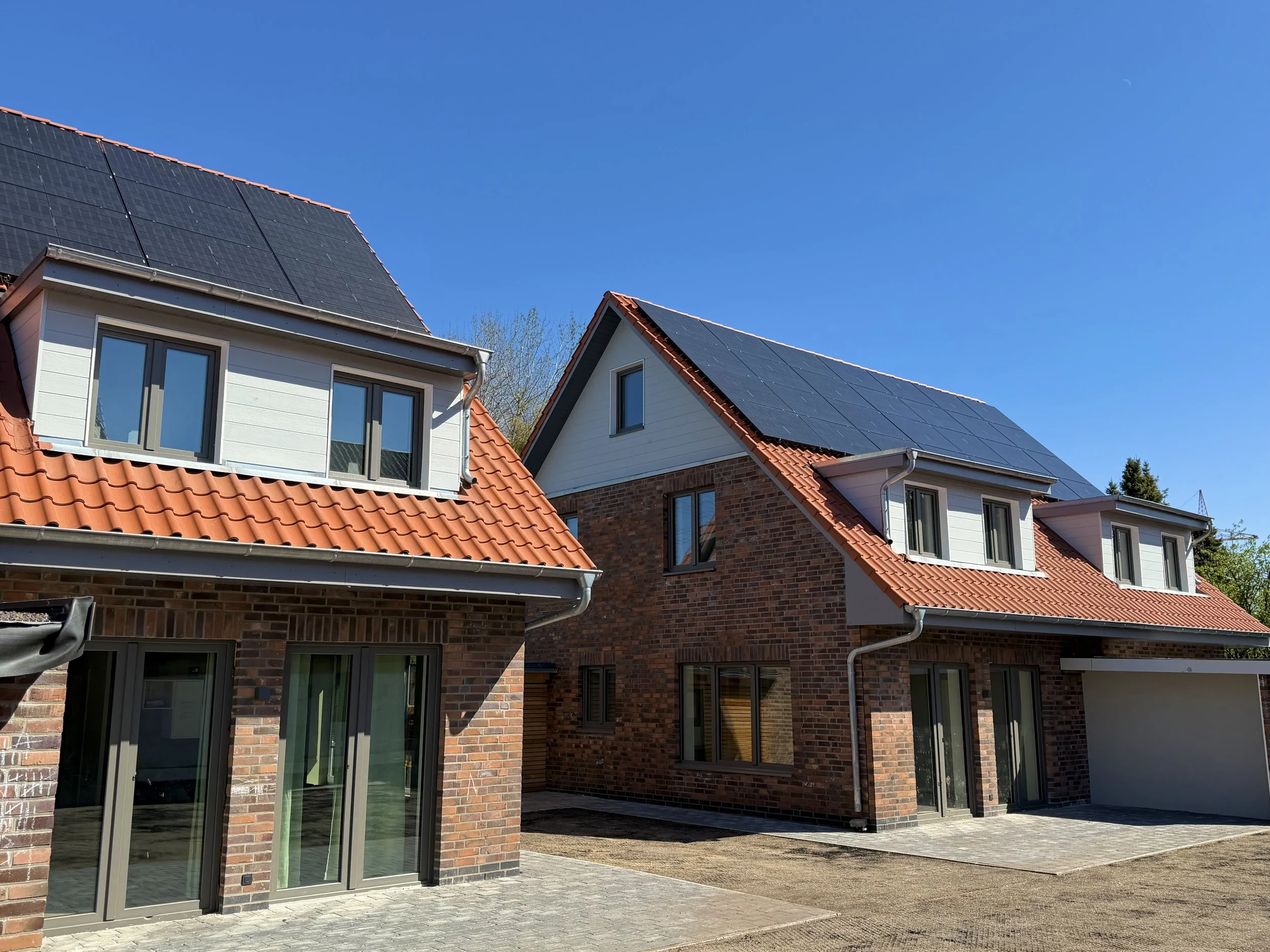 Geborgenheit hinter roten Ziegeln. Hier entsteht Raum für Entwicklung und Vertrauen.