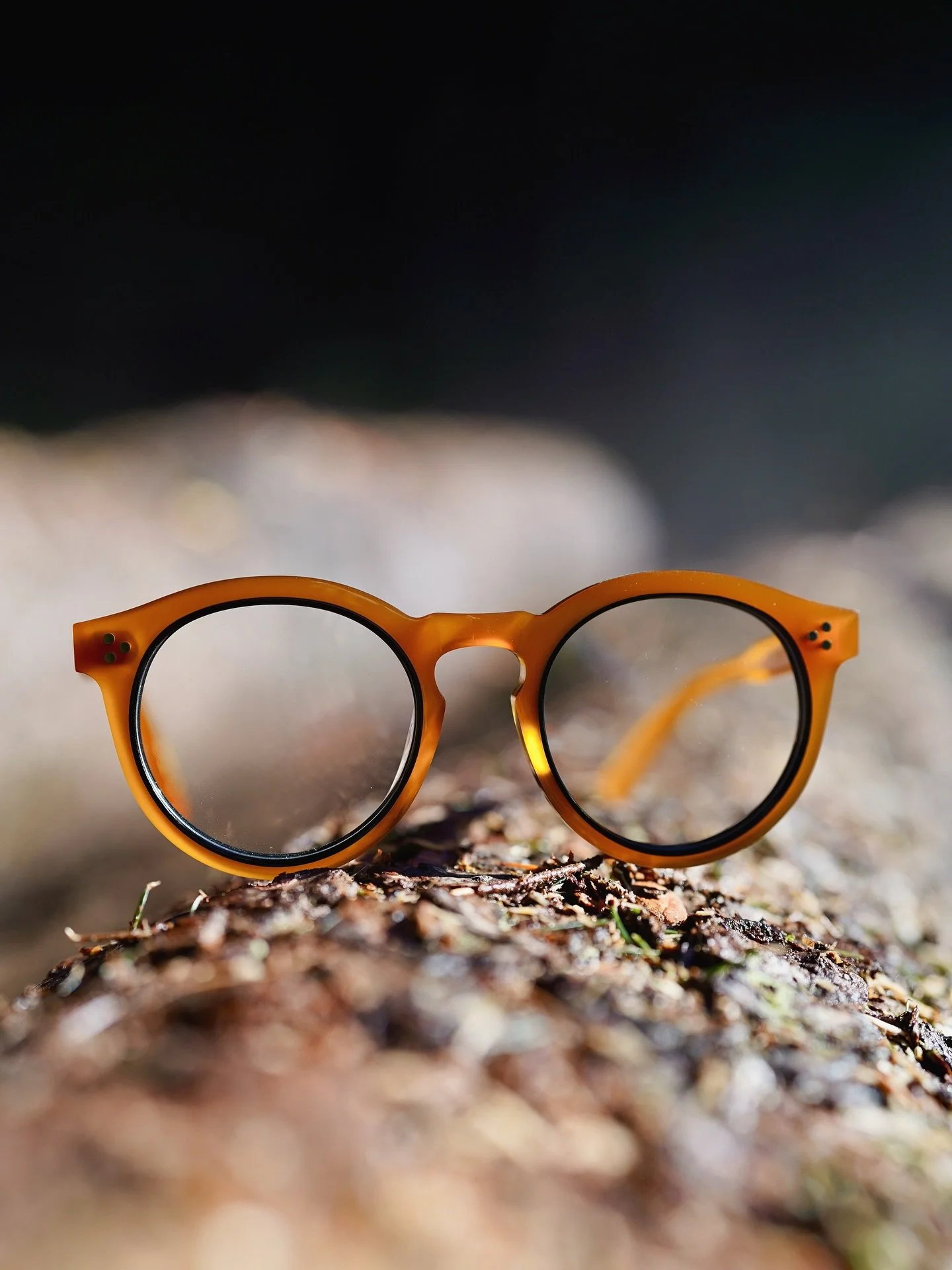 Slunce v r&aacute;mech &mdash; @lescalunetier v medov&eacute;m, ručně le&scaron;těn&eacute;m acet&aacute;tu. Jednoduchost, kter&aacute; m&aacute; charakter.