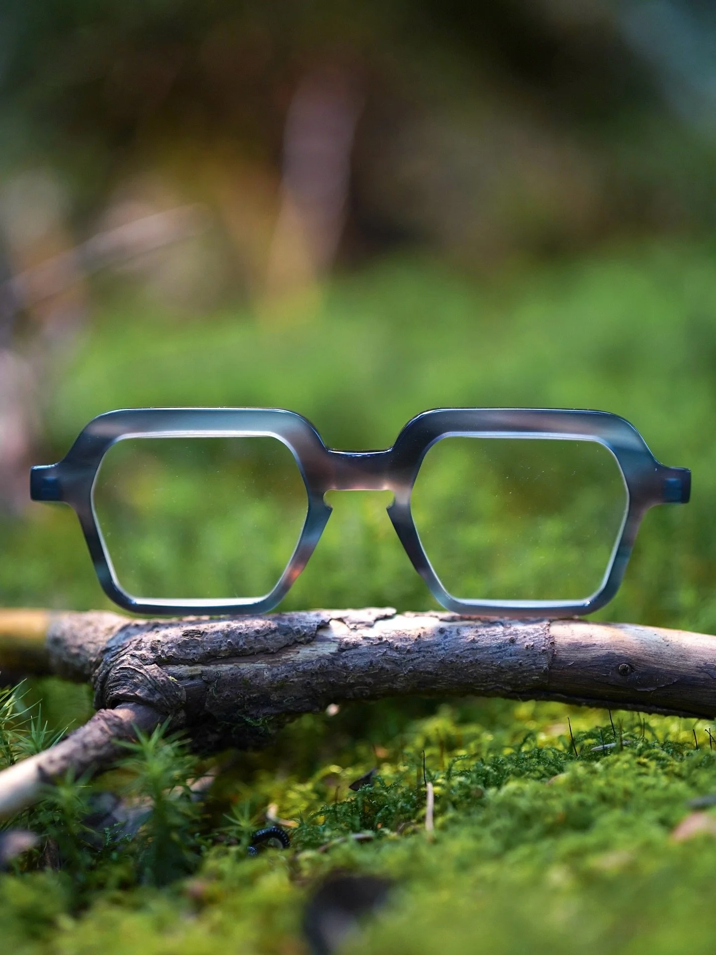 Geometrie z piemontsk&yacute;ch hor. Dabrach &ndash; ručně vyr&aacute;běn&eacute; v krajině tř&iacute; jezer: Lago Maggiore, Lago d&rsquo;Orta a Lago di Mergozzo. Mal&eacute; s&eacute;rie, poctiv&yacute; acet&aacute;t, charakter v každ&eacute;m detai