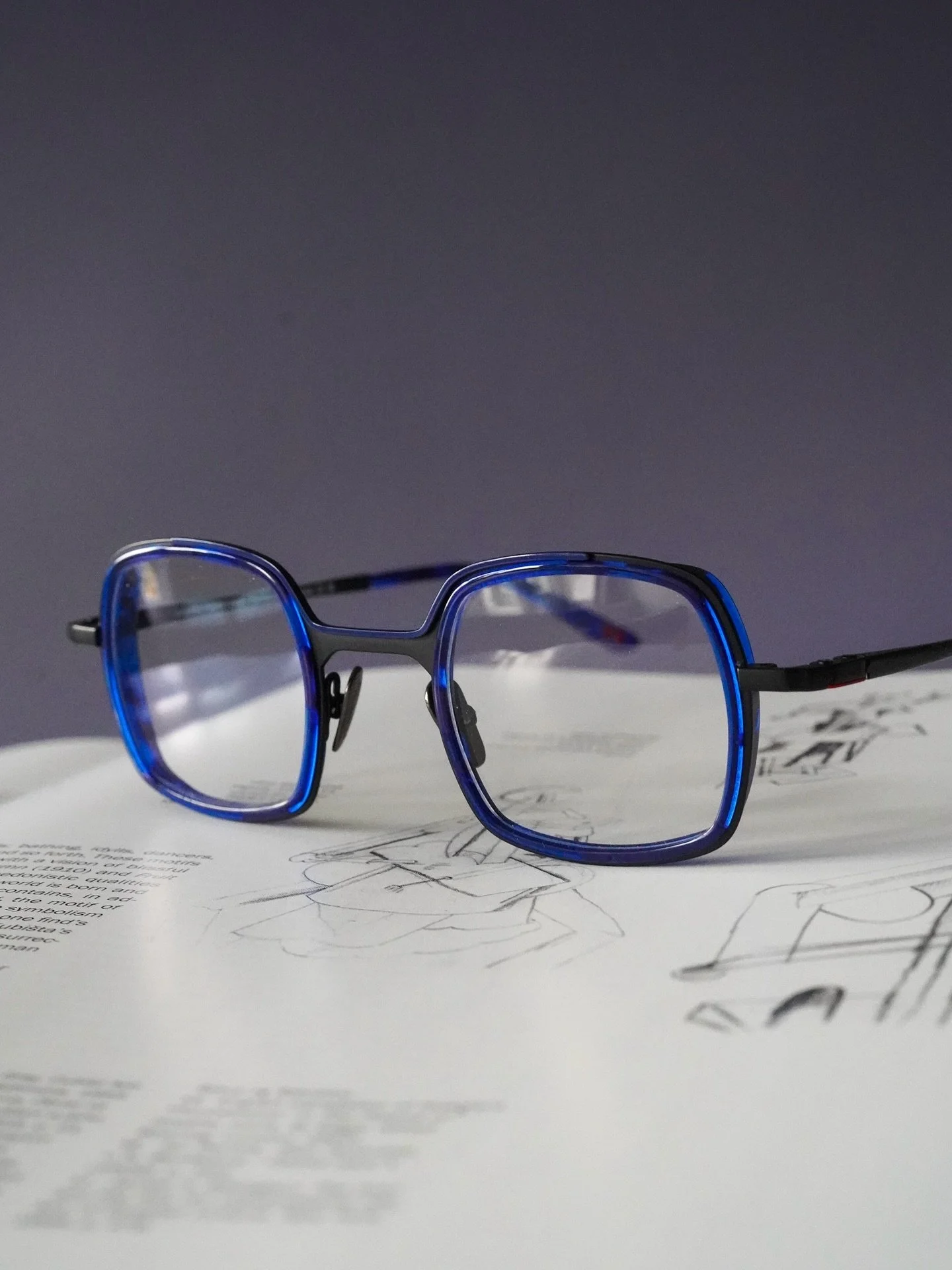 La Petite Lunette Rouge. Tenk&yacute; kov, čist&eacute; linie, kobaltov&aacute; modr&aacute;, kterou nepřehl&eacute;dne&scaron;. 🔵

📍Vid&iacute;m Pěkně, Parl&eacute;řova 601/13, Praha