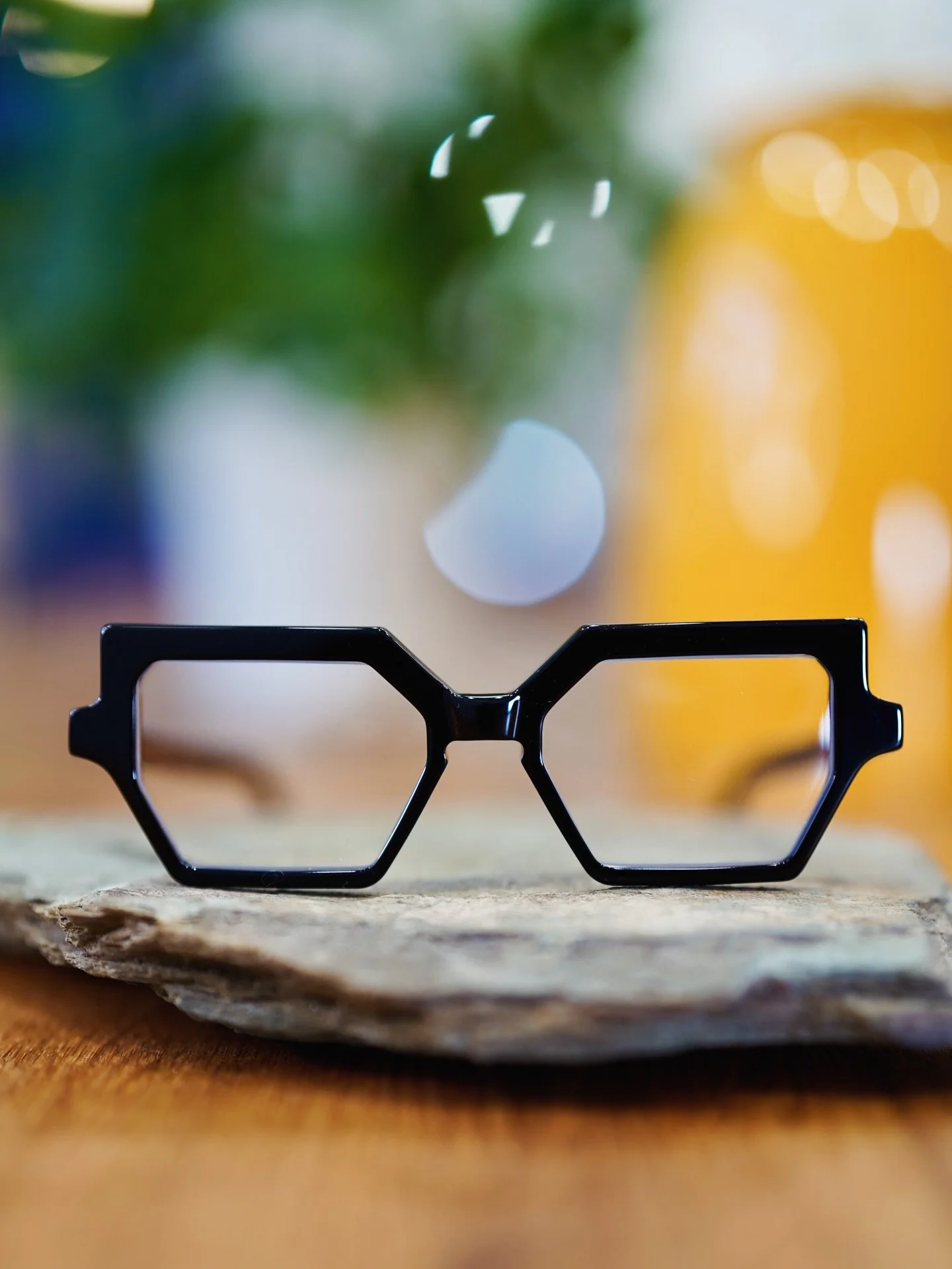 Čern&aacute; geometrie od Dabrach 🖤 Ručně vyroben&eacute; v italsk&yacute;ch hor&aacute;ch mezi třemi jezery - odkaz na ně najdete i v detailu tř&iacute; vln na nožce. Pro v&scaron;echny, kdo chtěj&iacute; m&iacute;t trochu architektury př&iacute;mo