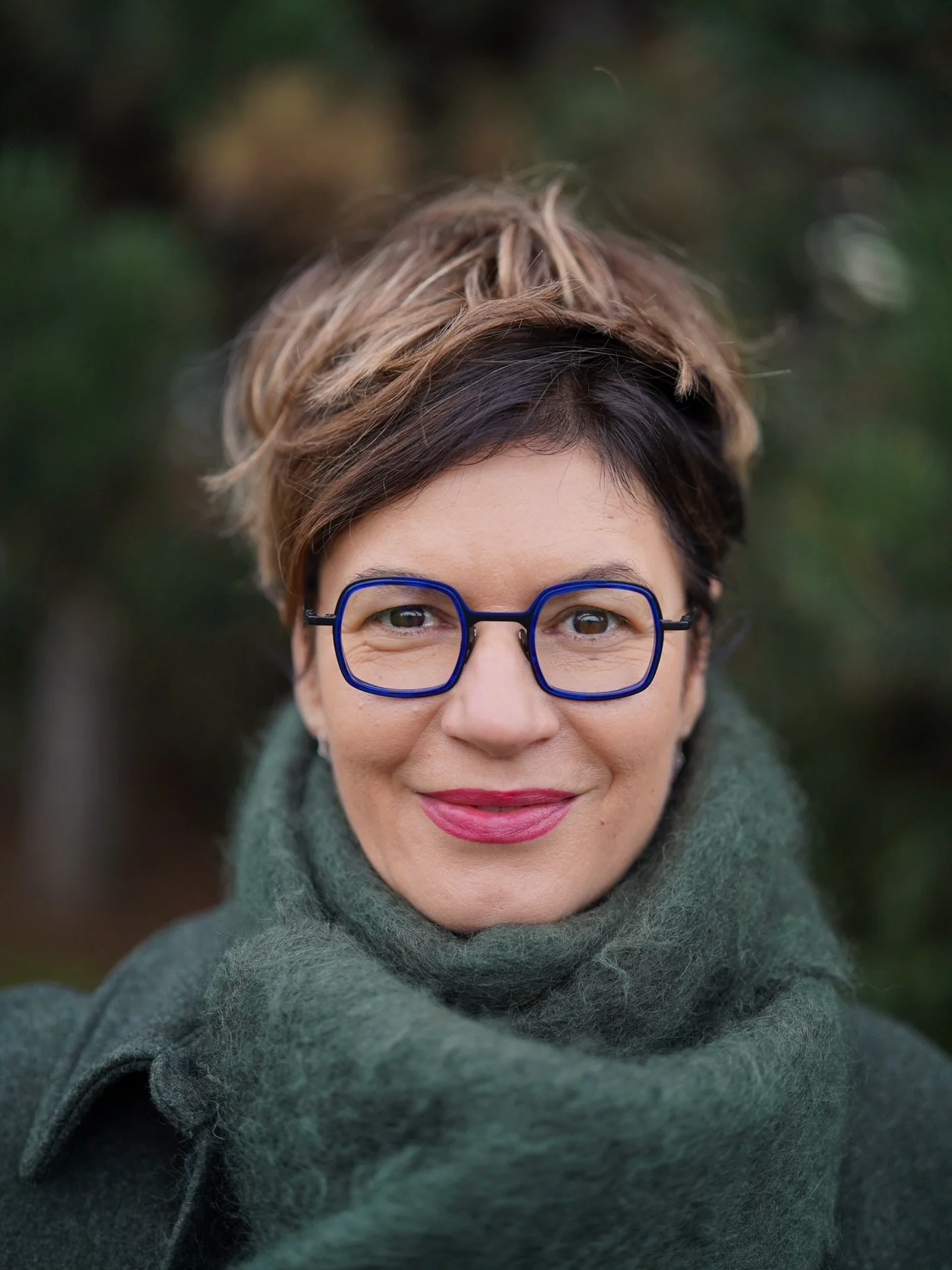 Geometrie, kter&aacute; m&aacute; du&scaron;i. 💙 @lapetitelunetterouge v elektrick&eacute; modr&eacute; jsou důkazem, že v&yacute;razn&yacute; design a elegance jdou skvěle dohromady. Přijďte si je k n&aacute;m vyzkou&scaron;et.

📍 Vid&iacute;m Pěk