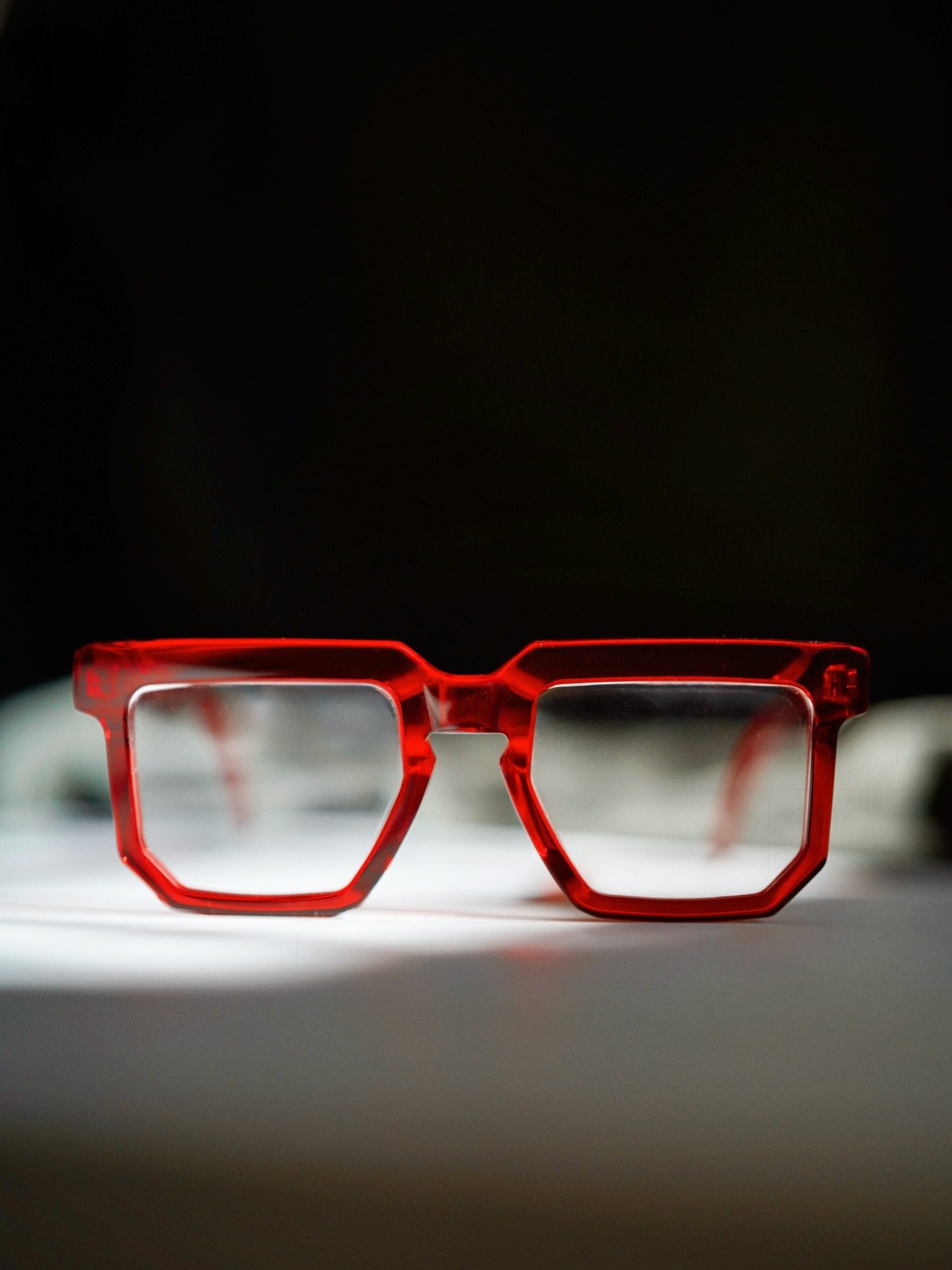 Piemontsk&yacute; Dabrach v transparentn&iacute; červen&eacute;. 🔴