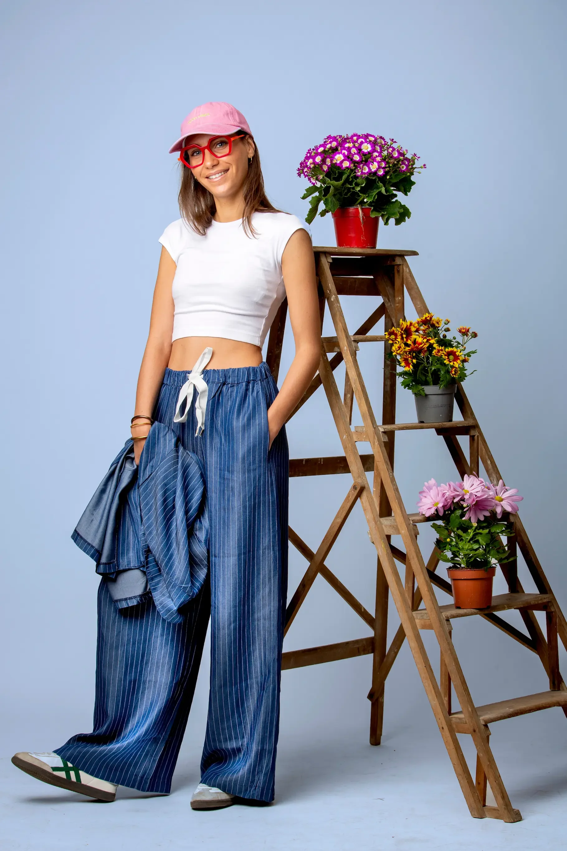 Lehký letní styl s džínovinou a červeným akcentem | Inspirace | Vidím Pěkně