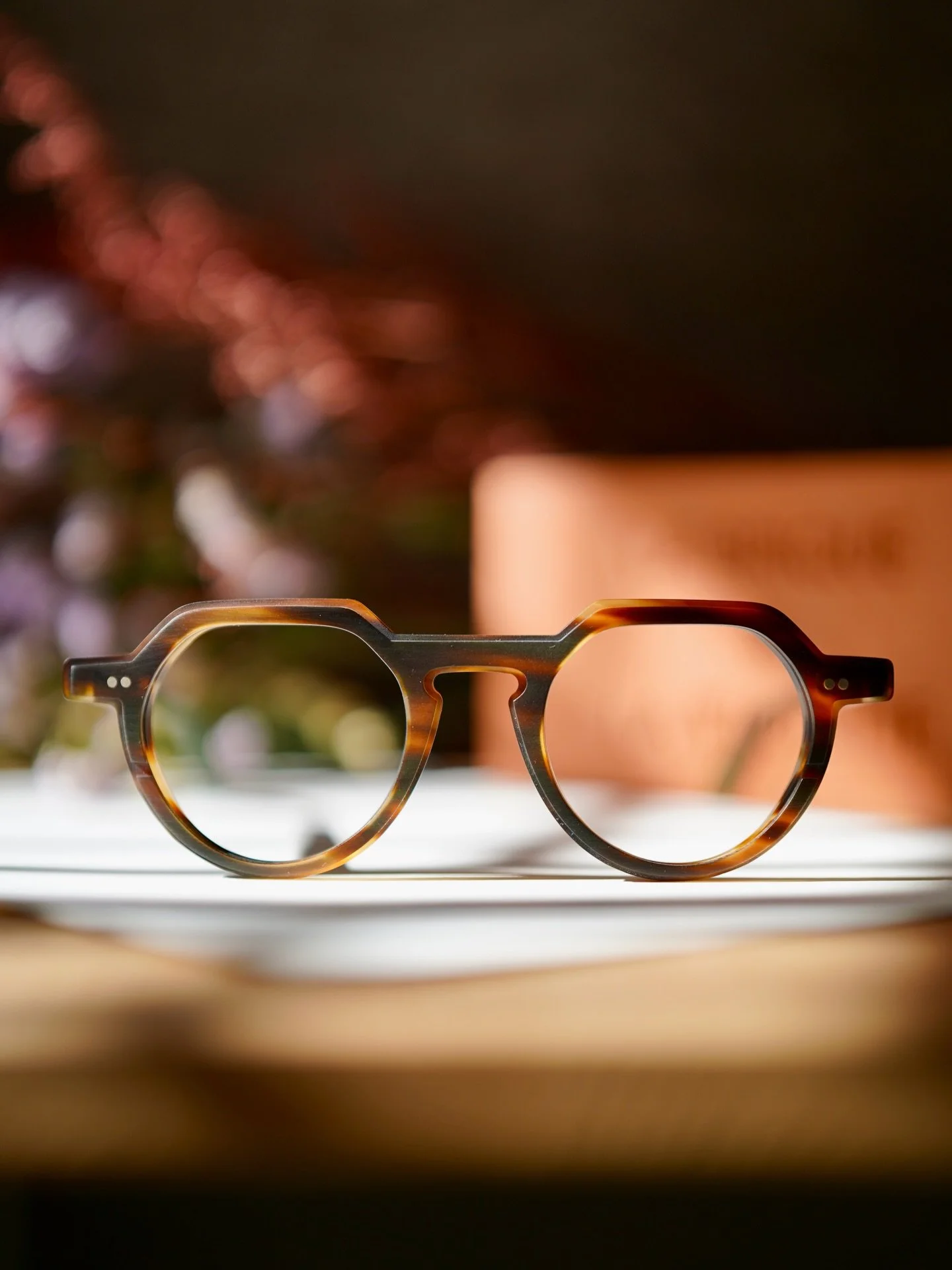 La Brique et la Violette. V tomto toulousk&eacute;m ateli&eacute;ru vznik&aacute; každ&yacute; r&aacute;m v rukou jednoho lunetiera, jehož inici&aacute;ly najdete jemně vyryt&eacute; na lev&eacute; stranici.