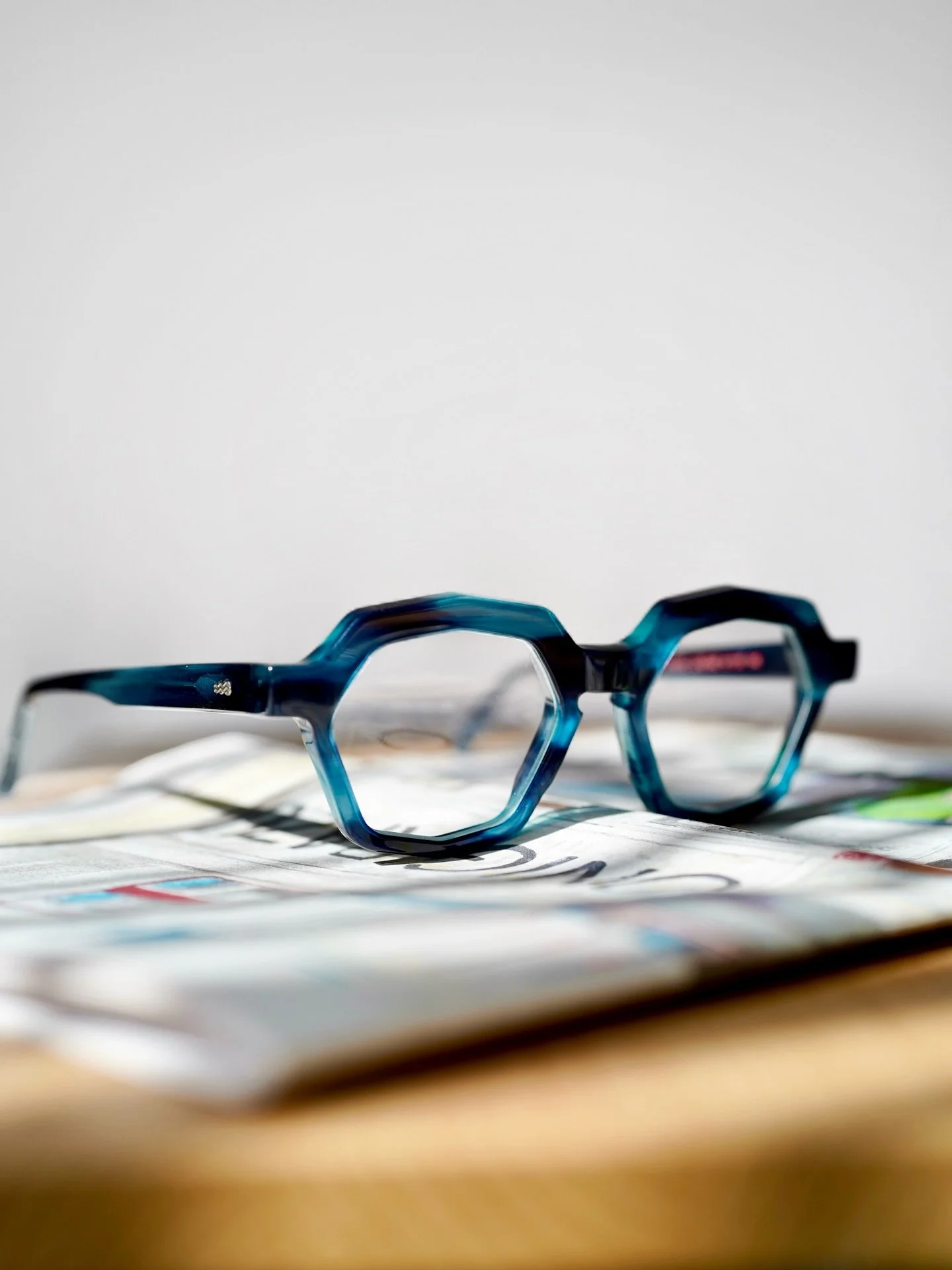 Inkoustov&aacute; modr&aacute;, kter&aacute; nikdy nevypad&aacute; stejně. Někdy hlubok&aacute;, jindy t&eacute;měř průzračn&aacute;, jako hladina jezer, u kter&yacute;ch vznikaj&iacute;. 🇮🇹