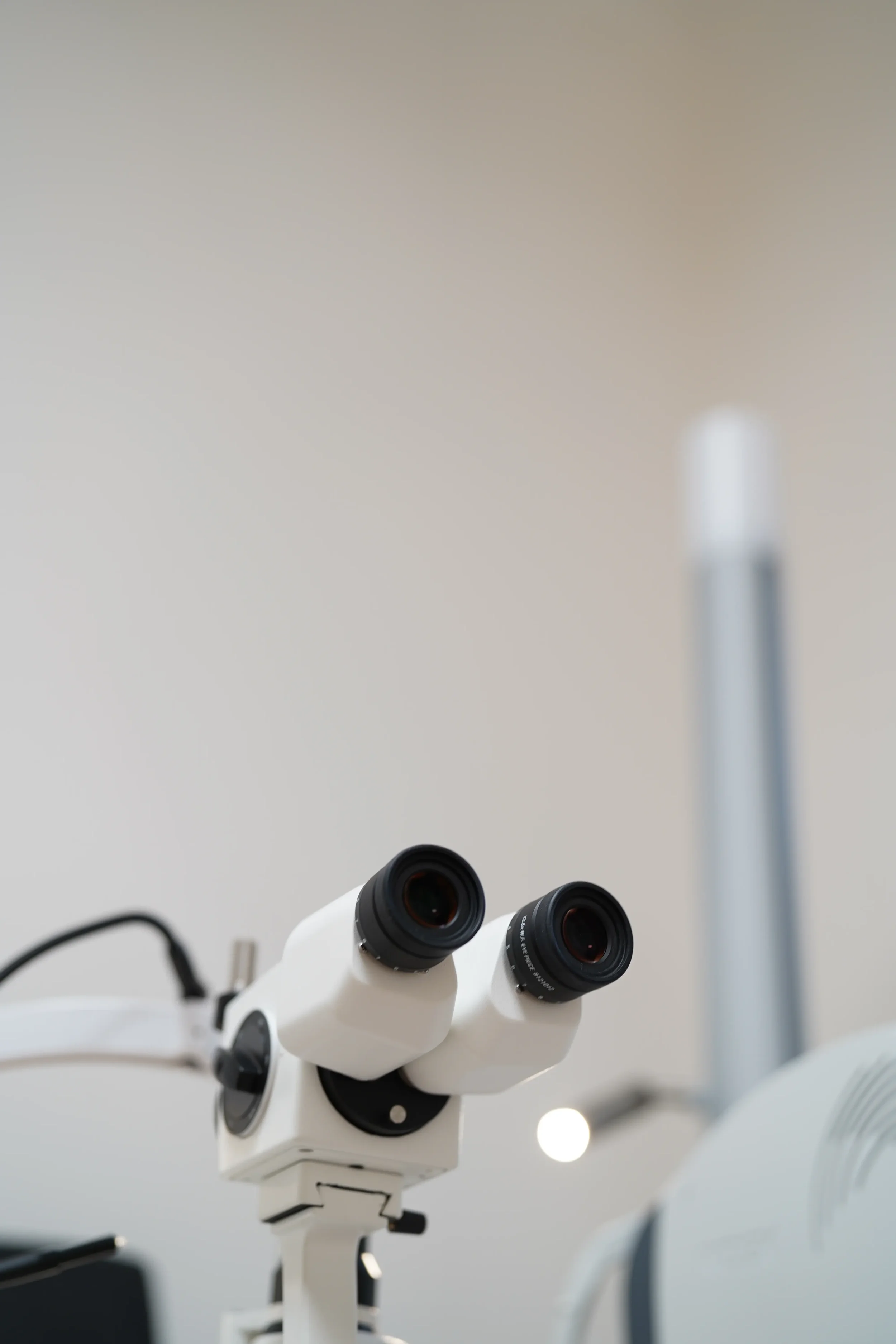 Moderní oční mikroskop v oční ambulanci Vidím Pěkně – profesionální lékařské vyšetření očí v Praze 6 Střešovicích.