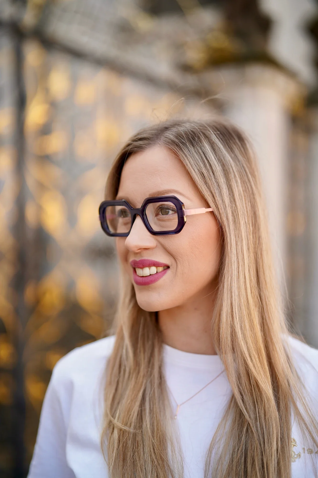 Žena v multifokálních brýlích La Brique et la Violette se dívá do dálky