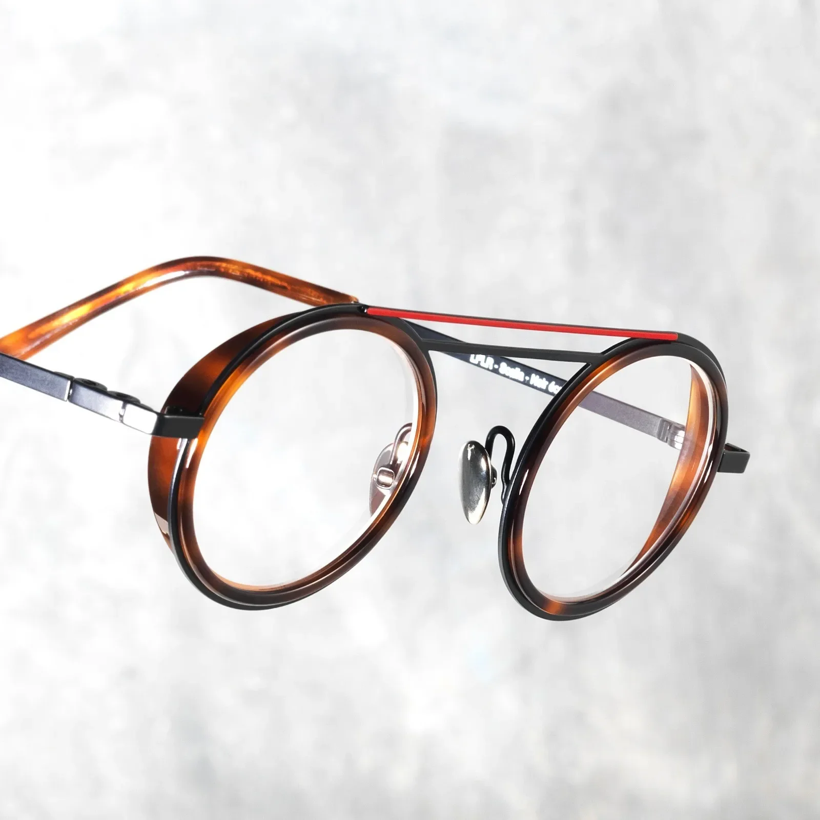 Designové brýle La Petite Lunette Rouge s avantgardním tvarem obruby.