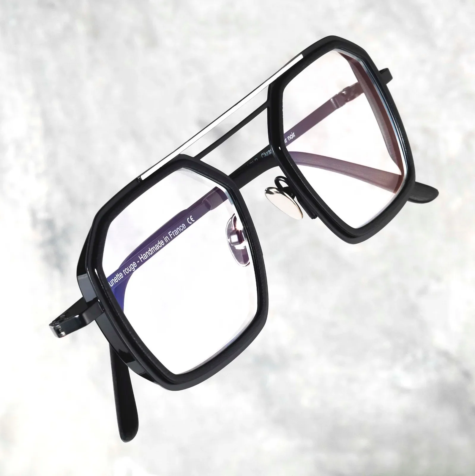Brýle La Petite Lunette Rouge s výrazným dvojitým nosníkem.