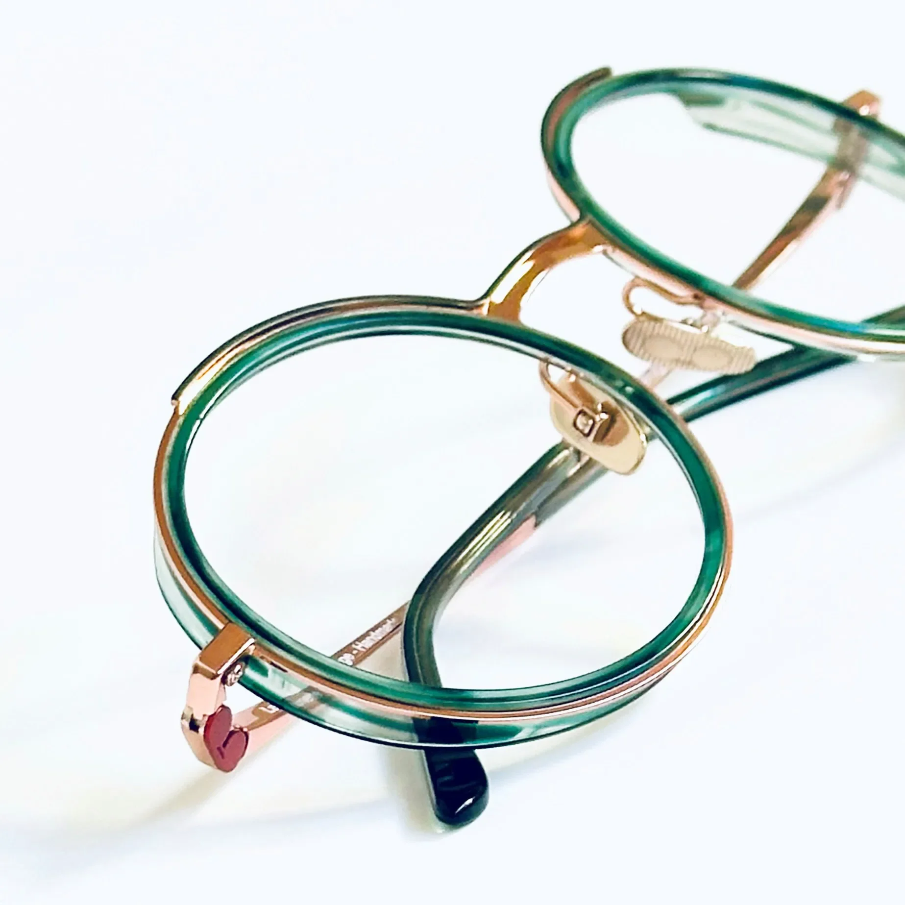 Detail obrub La Petite Lunette Rouge z francouzského acetátu.