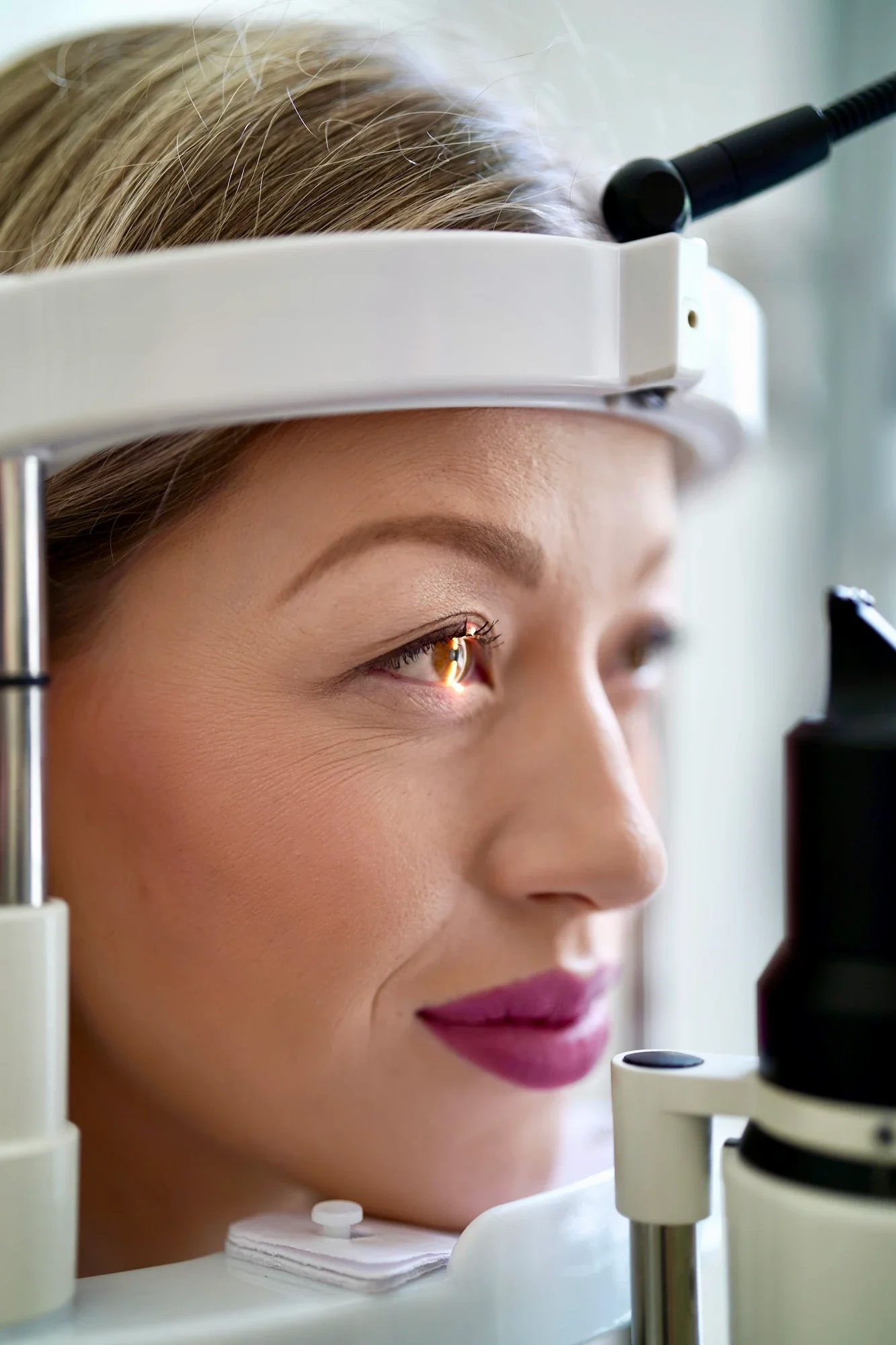 Vyšetření pacientky na štěrbinové lampě v oční ambulanci Vidím Pěkně Praha 6