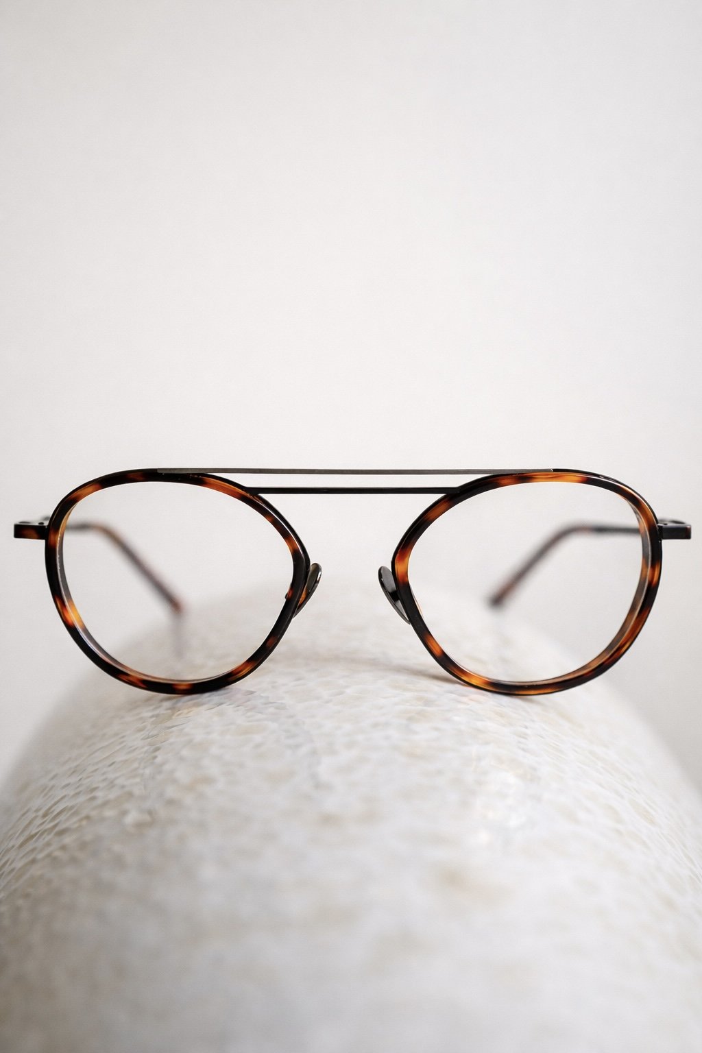 Designové brýle La Petite Lunette Rouge v kombinaci černého kovu a havana acetátu, optika Vidím Pěkně Praha 6.