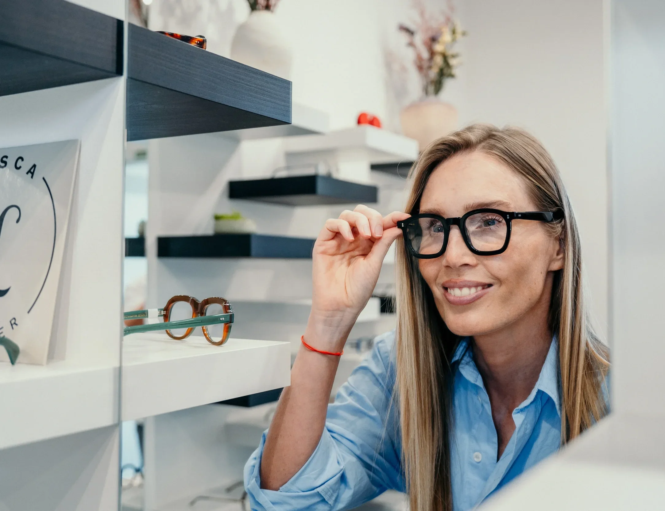 Zákaznice si zkouší designové brýle Lesca Lunetier v optice Vidím Pěkně – osobní poradenství při výběru obrub.