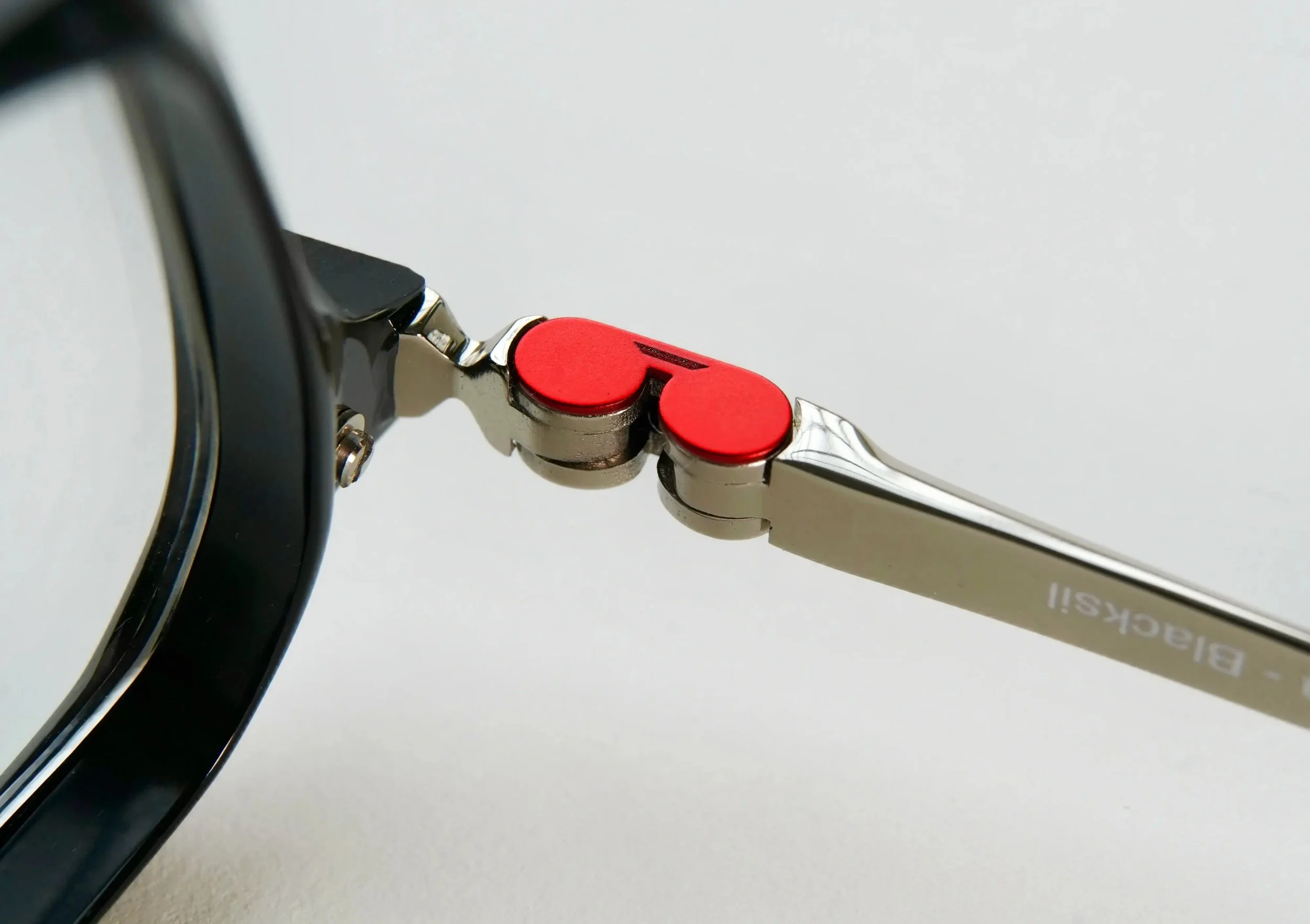 Detail obrub LPLR z kvalitního acetátu. Designové brýle od nezávislé francouzské značky s důrazem na materiál, řemeslo a dlouhodobý komfort.