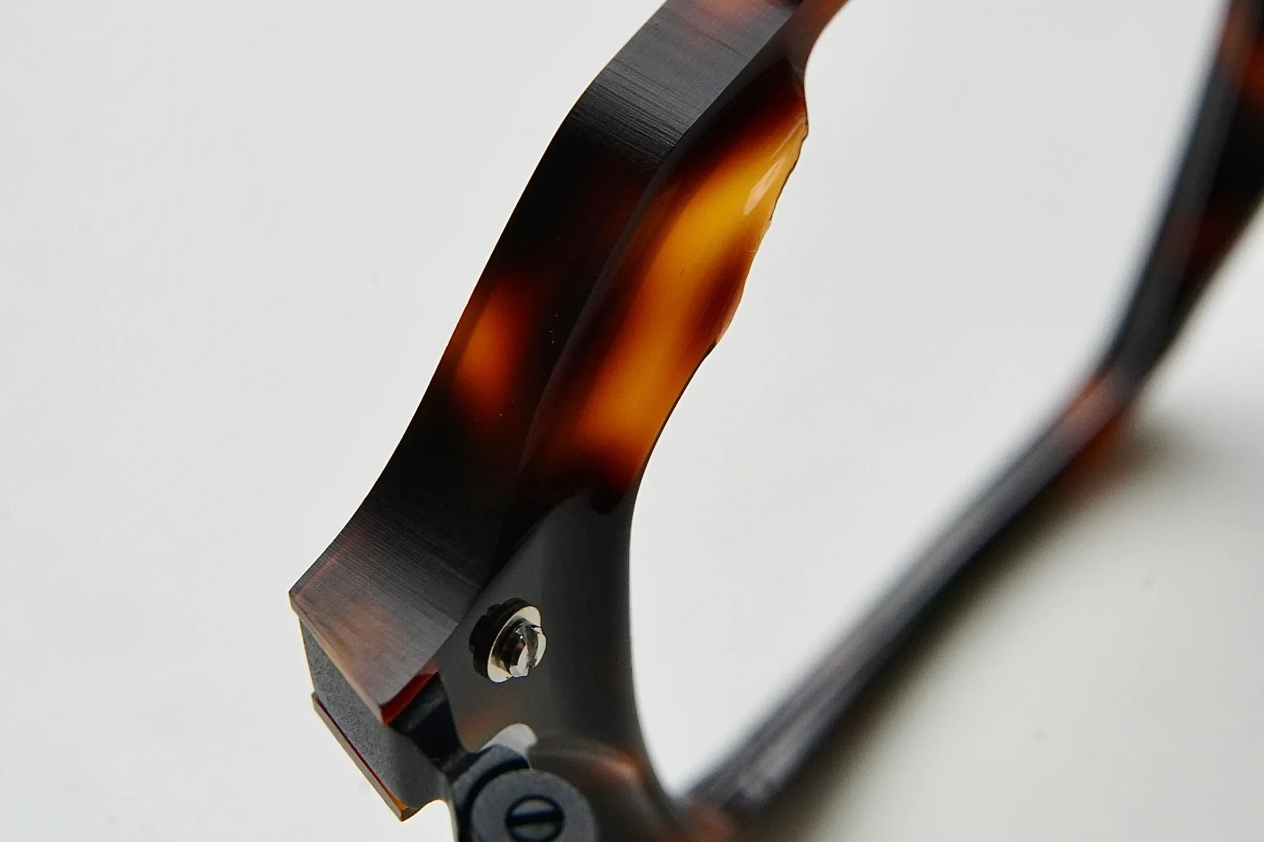 Detail ručně broušeného acetátu u designových brýlí LPLR v nezávislé optice Vidím Pěkně.