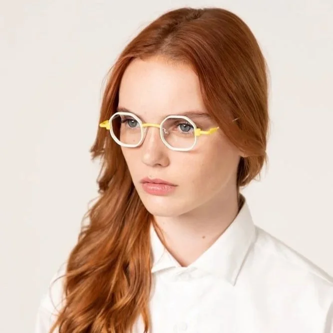 Bílo-žluté tenké titanové brýle Anne et Valentin na modelce.