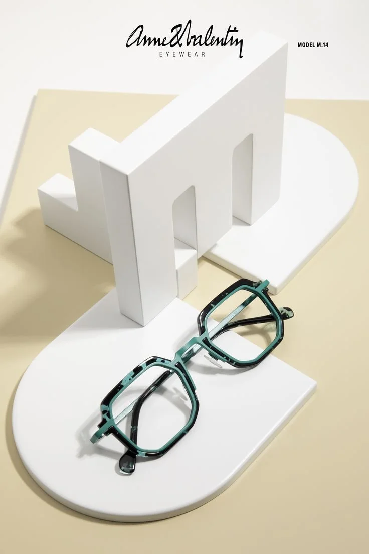 Geometrické dioptrické brýle Anne et Valentin, model M.14. Promyšlená kombinace tmavého, jemně strukturovaného acetátu a svěží mátově zelené vnitřní linky.