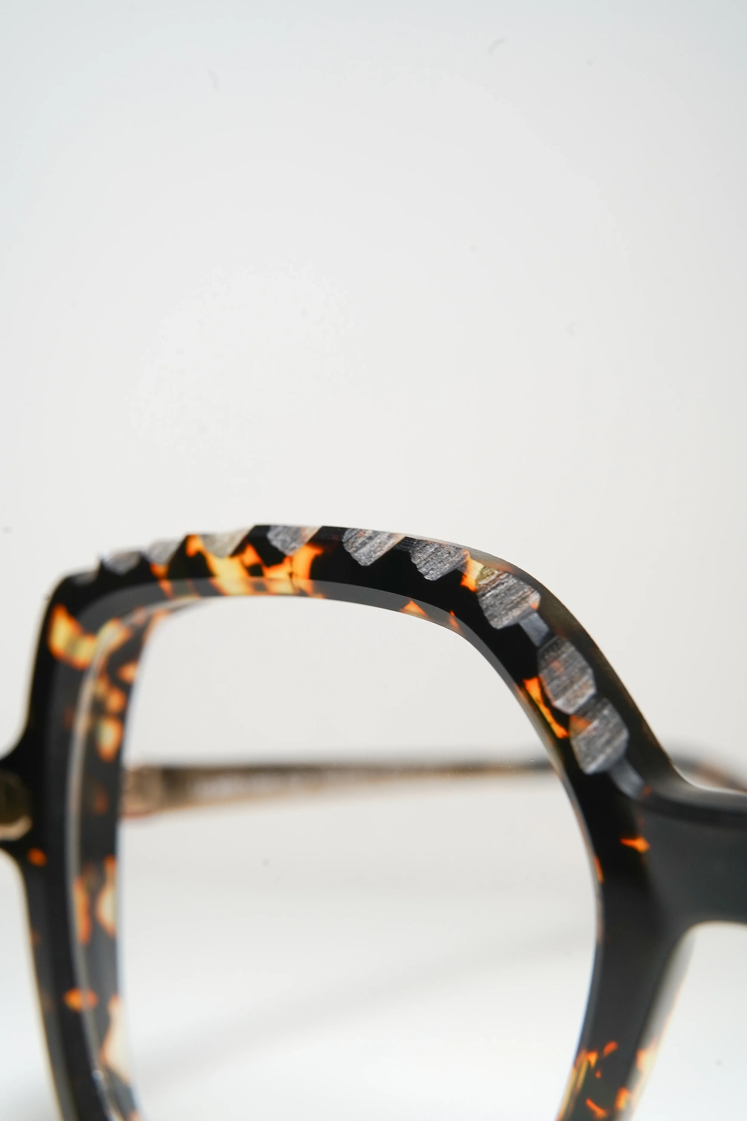 Detail ručně vyráběných designových brýlí v optice Vidím Pěkně – originální acetátový rám od nezávislého návrháře.