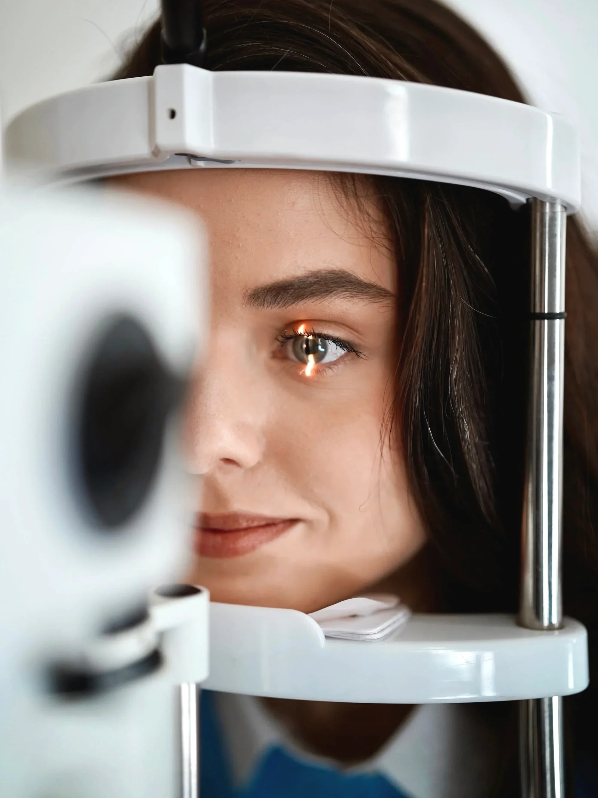 Oční vyšetření štěrbinovou lampou v ambulanci Vidím Pěkně v Praze 6