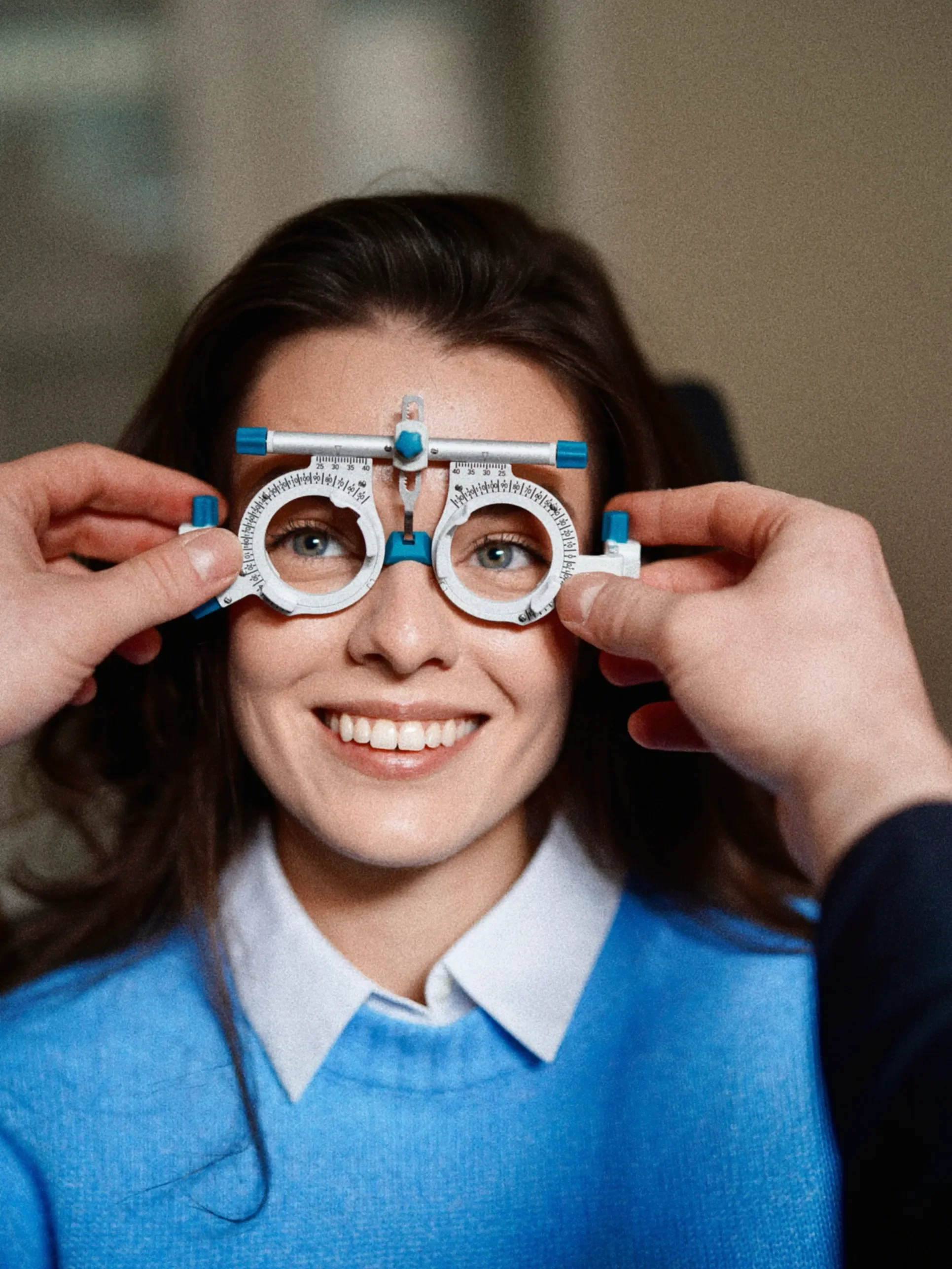 Lékař nasazuje zkušební obrubu při měření zrakové ostrosti pro řidičský průkaz