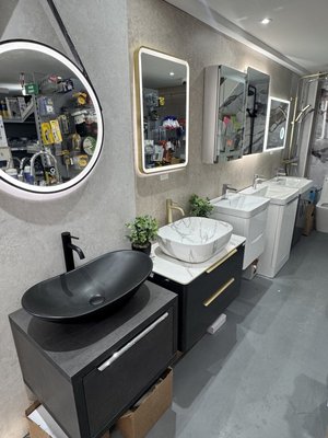 Showroom mirrors and basins