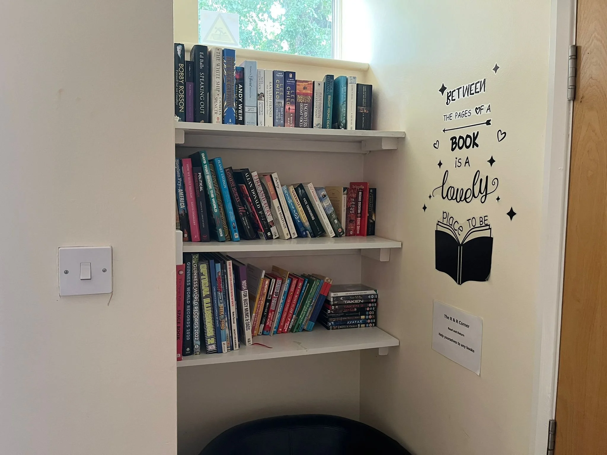 Read and return corner (entrance)