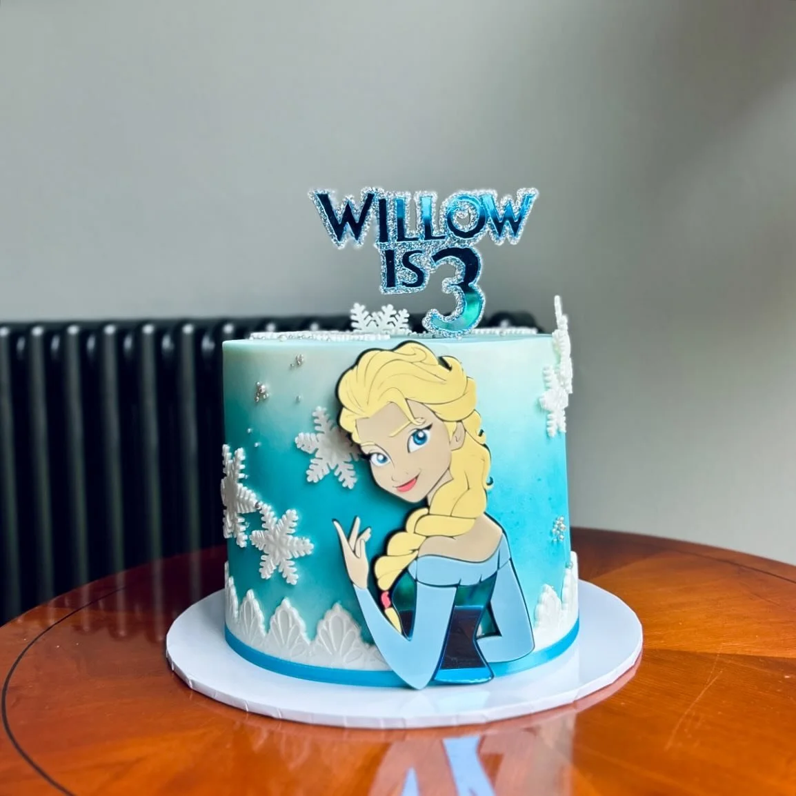 ❄️✨ Let it go&hellip; straight to the cake! This Frozen-inspired topper brings Arendelle magic to your celebration 💙