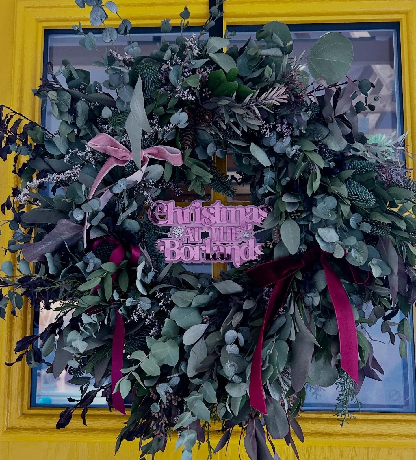 Jump scare 🎅

Also, how beautiful is this wreath? 🤩 @theposysisters