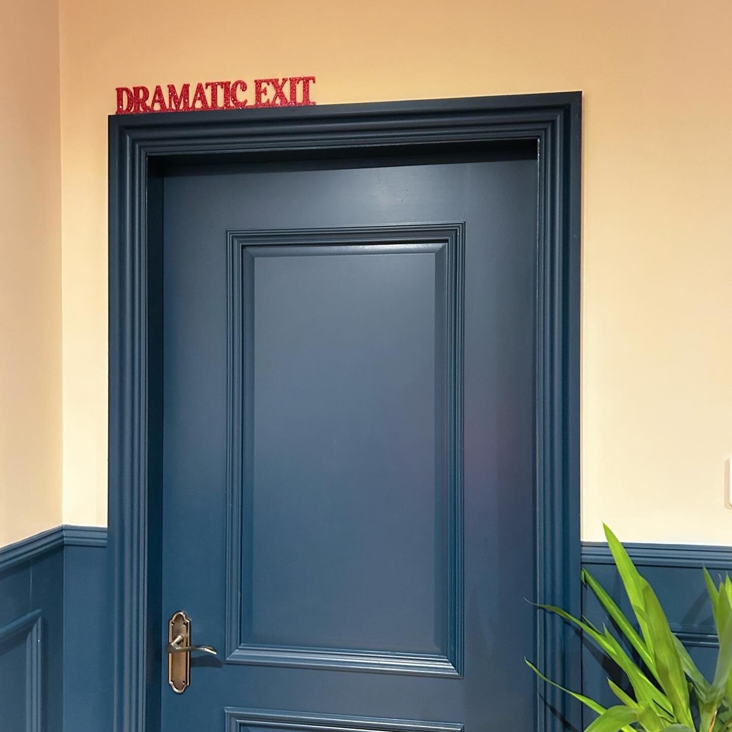 DRAMATIC EXIT 

@doorsign @dramaticexit