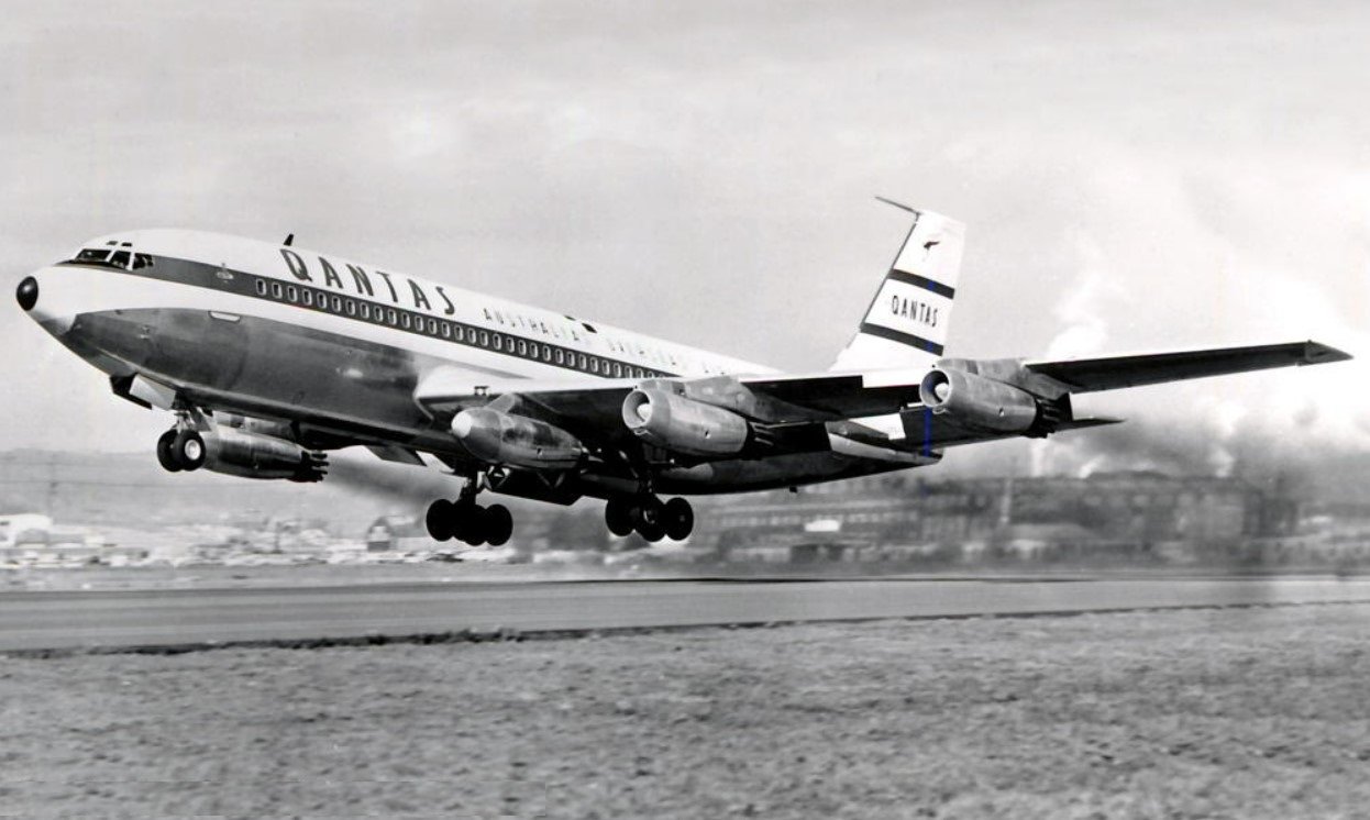 The fifth engine: when an airliner carried its own spare part