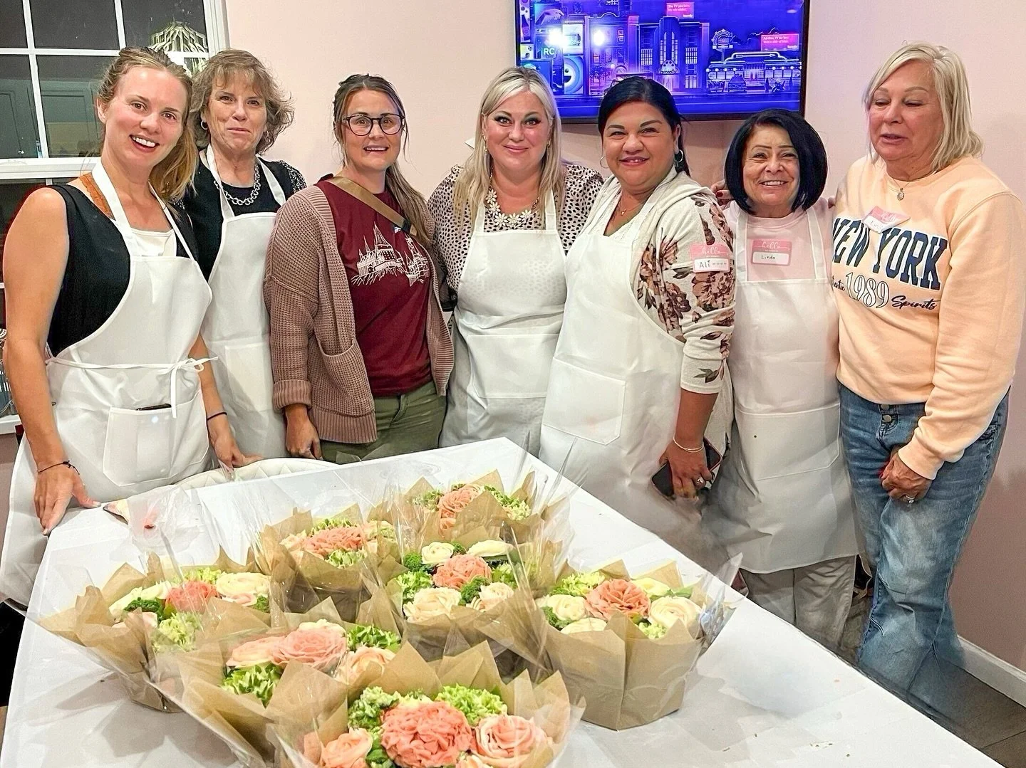 Our first Cupcake Bouquet Workshop was a sweet success - and the next one is already on the calendar! 🧁 Seats will go fast (the first class sold out!), so don&rsquo;t wait.

Website in bio!

#CupcakeWorkshop #ButtercreamFlowers #DosGringasBakes #Edi