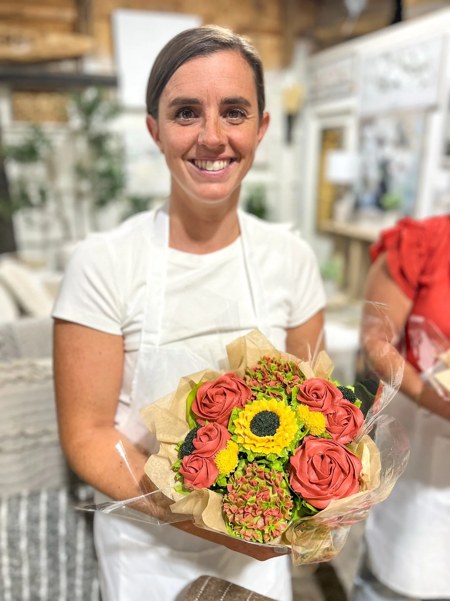 🌻 Last night&rsquo;s class at @sevensistershomemarket was pure magic! 🌹

Our talented students absolutely crushed it - just look at this stunning bouquet! Packed with sunflowers, deep red roses, and vibrant hydrangeas, this beauty is almost too pre
