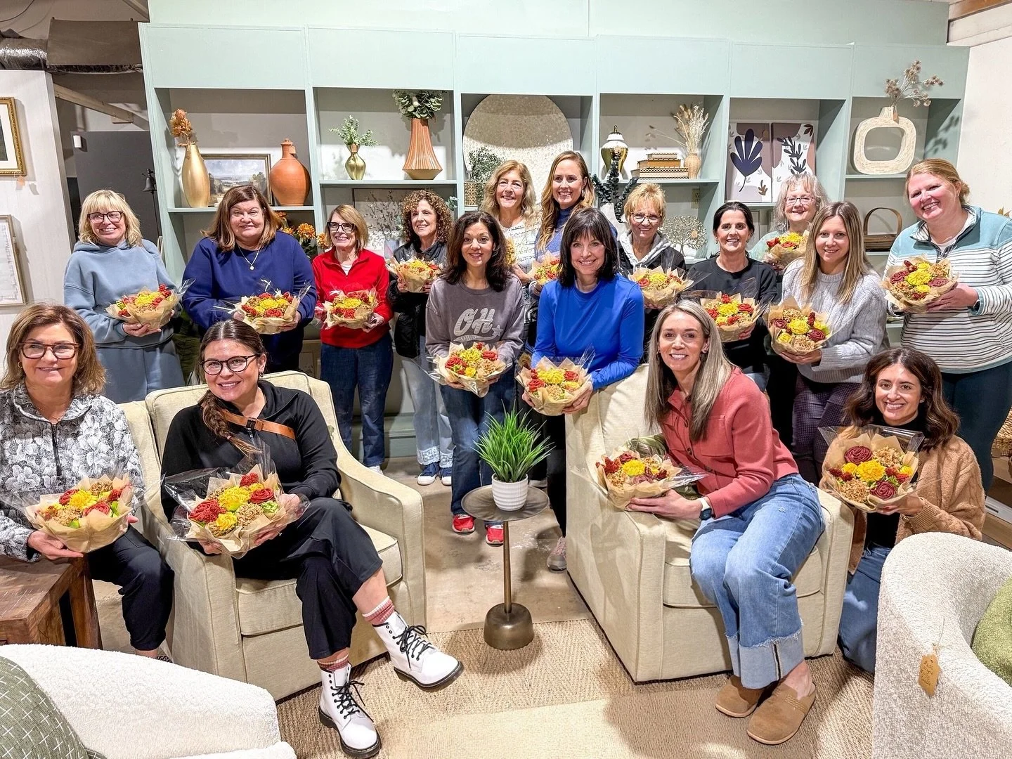 Another amazing night of buttercream blooms!

This sweet group absolutely crushed their Fall Cupcake Bouquets &mdash; look at those colors, those mums, those roses&hellip; just WOW. Every single bouquet turned out so unique and beautiful.

Workshops 