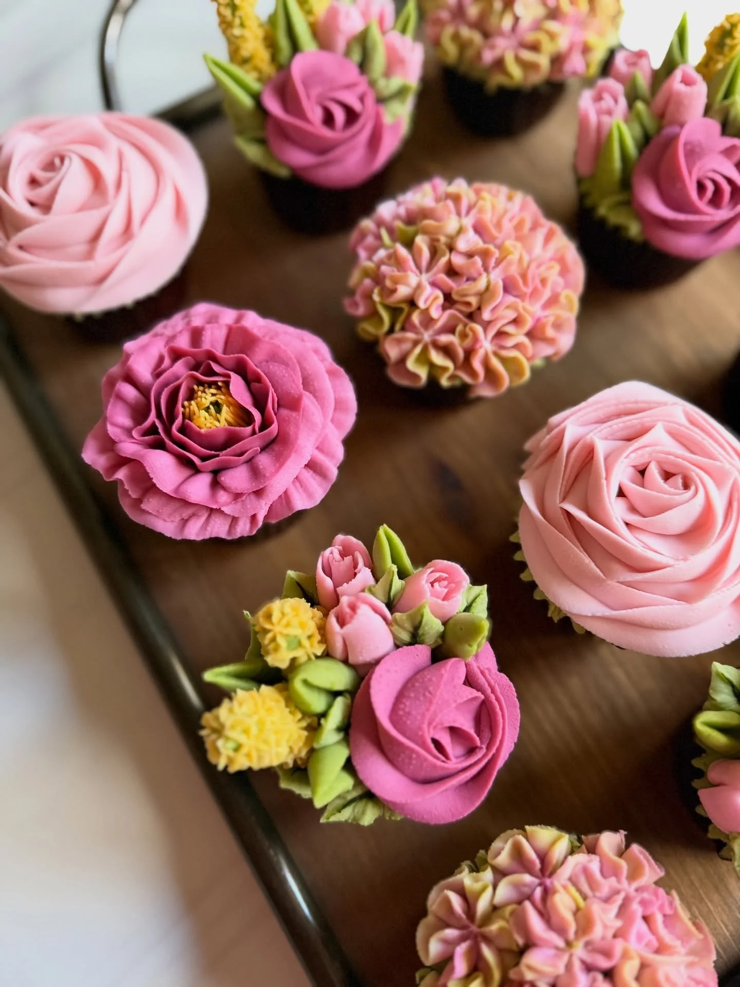 The sun is shining, temperature is rising.. sure feels like Spring to me! 🩷

42 beautiful cupcakes made their way to a pretty in pink bridal shower yesterday morning.. wouldn&rsquo;t these look great at your next event?

#cupcakes 
#floralcupcakes 
