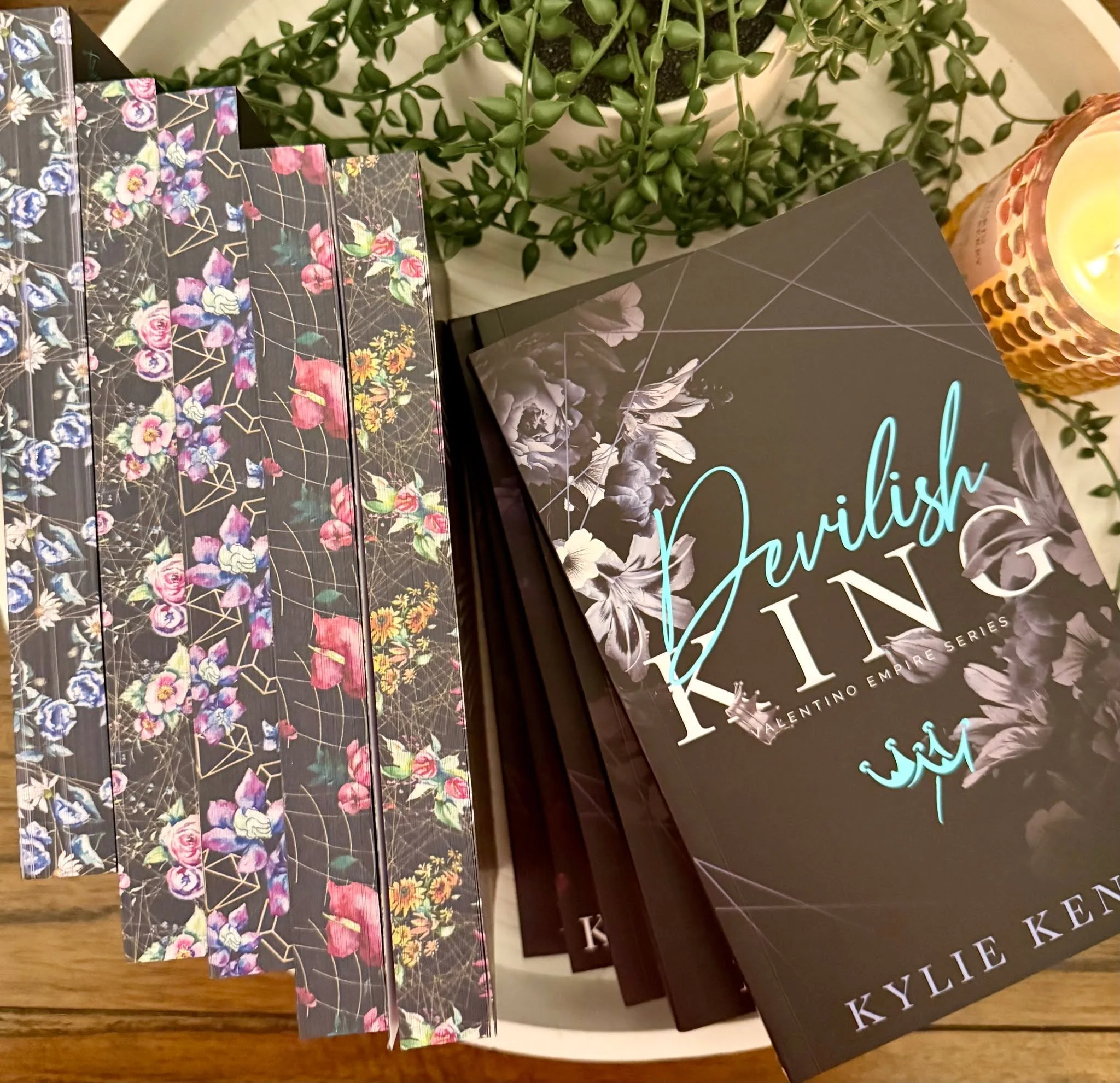 𝗜𝘁 𝗮𝗹𝗹 𝘀𝘁𝗮𝗿𝘁𝗲𝗱 𝘄𝗶𝘁𝗵 𝗮𝗻 𝗶𝗻𝗻𝗼𝗰𝗲𝗻𝘁 𝗔𝘂𝘀𝘀𝗶𝗲 𝘀𝗰𝗵𝗼𝗼𝗹 𝘁𝗲𝗮𝗰𝗵𝗲𝗿 𝘄𝗵𝗼 𝘀𝗮𝘁 𝗶𝗻 𝘁𝗵𝗲 𝘄𝗿𝗼𝗻𝗴 𝗰𝗵𝗮𝗶𝗿. 𝗢𝗿 𝘄𝗮𝘀 𝗶𝘁 𝘁𝗵𝗲 𝗿𝗶𝗴𝗵𝘁 𝗰𝗵𝗮𝗶𝗿?
 
𝗛𝗼𝗹𝗹𝘆 𝗮𝗻𝗱 𝗧&rsquo;𝘀 𝘀𝘁𝗼𝗿𝘆 𝗶𝘀 𝗮 𝗿𝗼