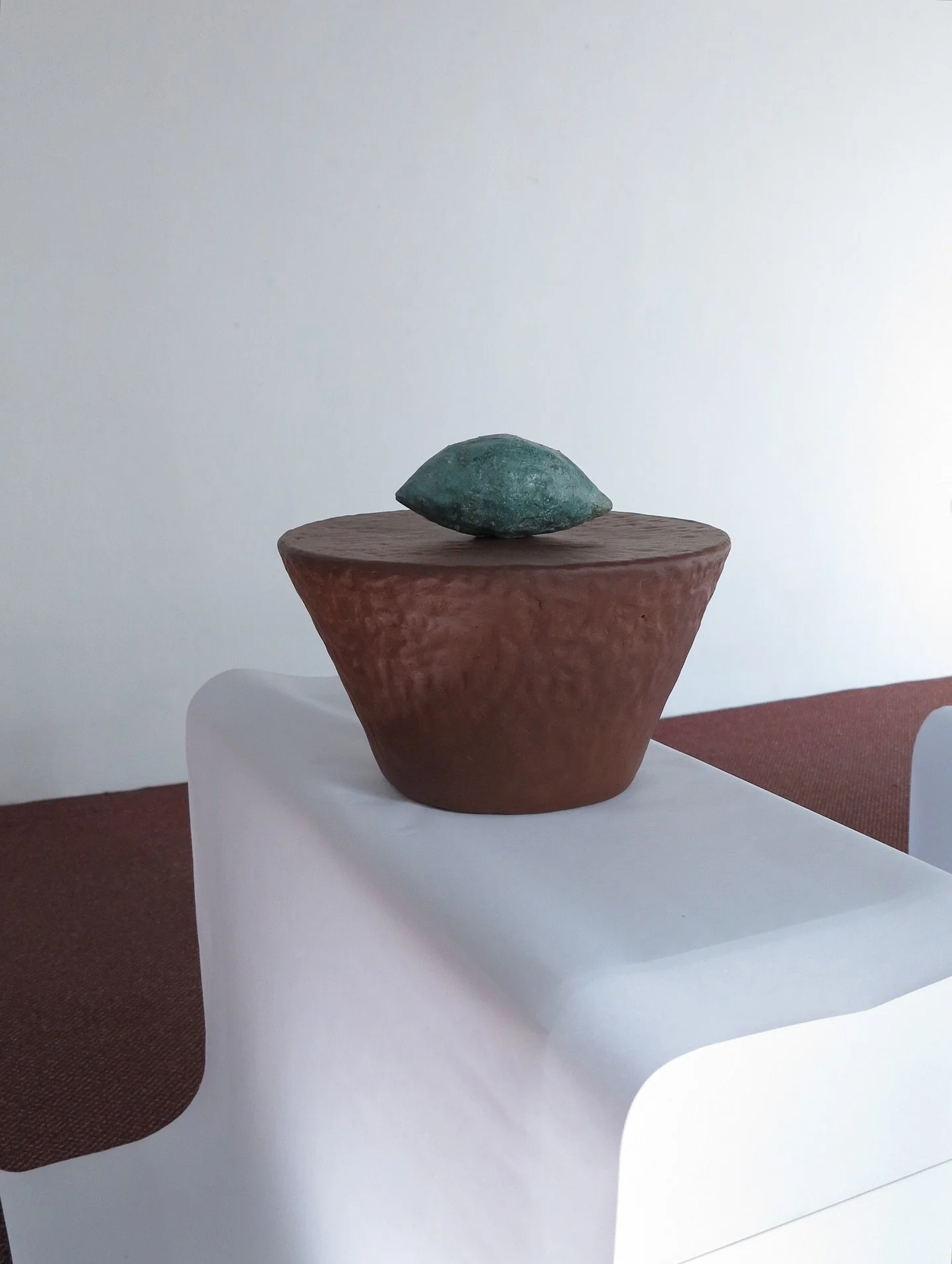 Dama Dama Tear 1 / To &Delta;ά&kappa;&rho;&upsilon; &tau;&omicron;&upsilon; Dama Dama 1 

Burnished stoneware clay, glazes /
&Gamma;&upsilon;&alpha;&lambda;&iota;&sigma;&mu;έ&nu;&omicron;&sigmaf; &pi;&eta;&lambda;ό&sigmaf;, &beta;&epsilon;&rho;&nu;ί&