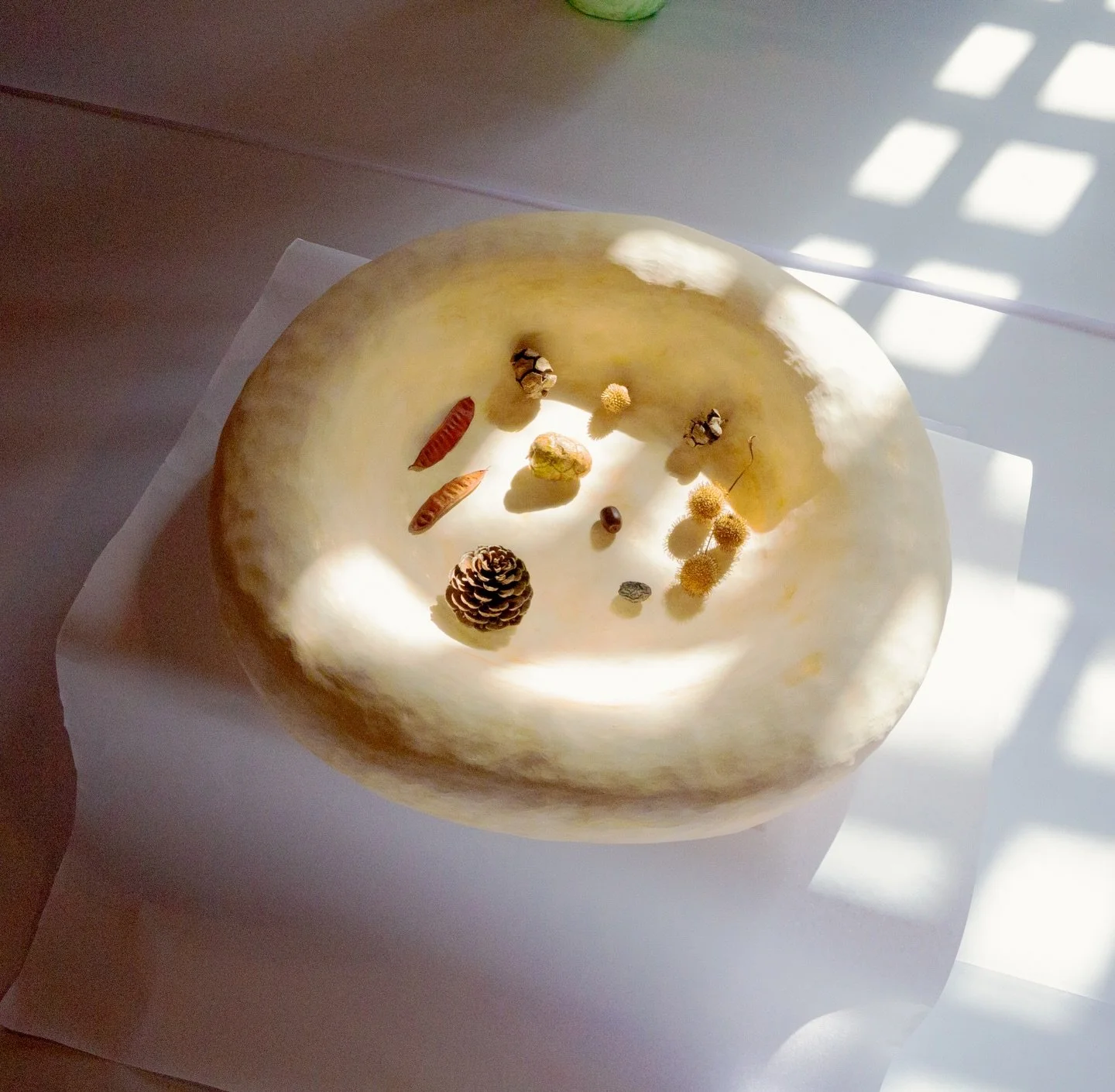 𝓣𝓱𝓮 𝓕𝓸𝓻𝓮𝓼𝓽 𝓽𝓸 𝓑𝓮𝓬𝓸𝓶𝓮 
La for&ecirc;t en devenir 
&Tau;&omicron; &Delta;ά&sigma;&omicron;&sigmaf; &pi;&omicron;&upsilon; &Theta;&alpha; &Gamma;ί&nu;&epsilon;&iota;.

Burnished clay, seeds from Rhodes 
&Gamma;&upsilon;&alpha;&lambda;&i