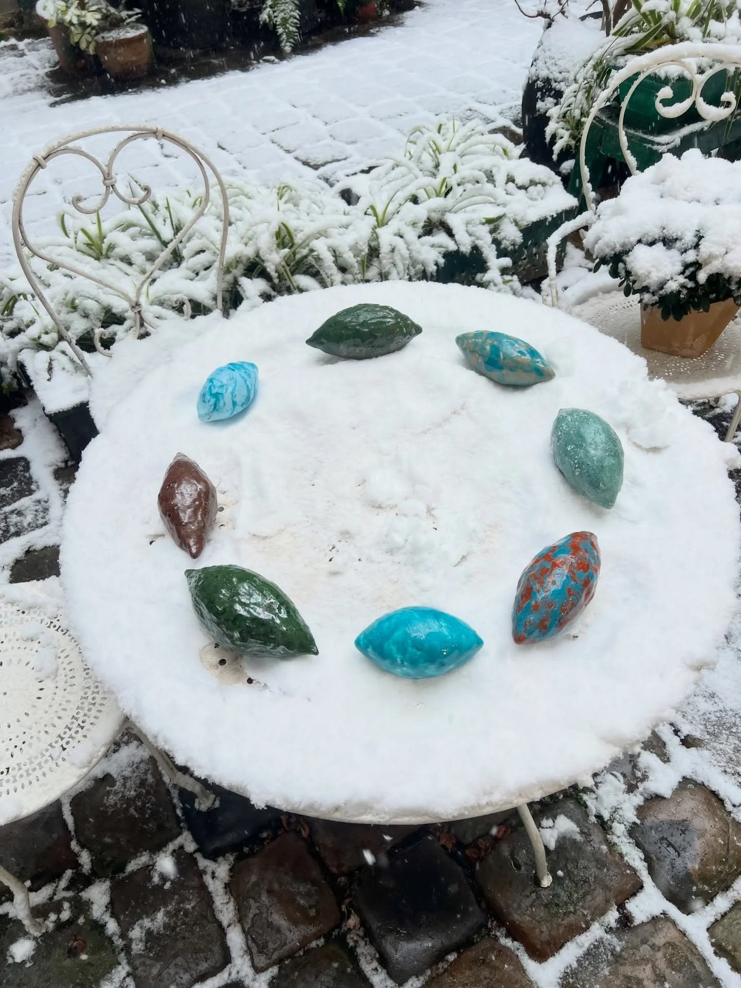 Chain of tear drops 💧⛓️❄️

Seeds - lacrimatories under Parisian snow ❄️

&laquo;&nbsp;What would the crying land put in their tear bottles ?&nbsp;&raquo;  2025

Made during my residency on the island of Rhodes

@institutfrancaisgrece @aegeanislands 