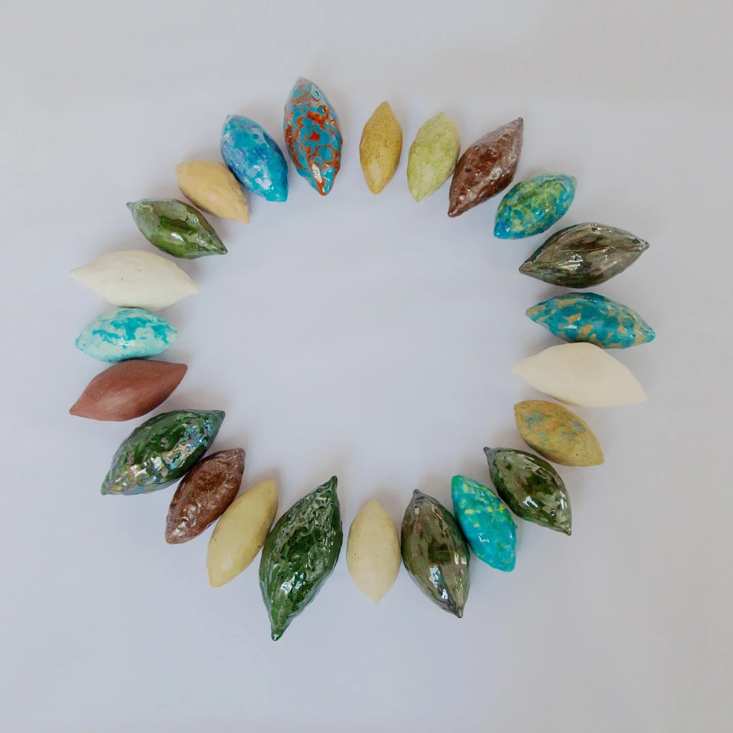 𝕮𝖍𝖆𝖎𝖓 𝖔𝖋 𝖙𝖊𝖆𝖗 𝖉𝖗𝖔𝖕𝖘 💧⛓️❄️

Seeds - lacrimatories , made during my residency on the island of Rhodes. 

&laquo;&nbsp;What would the crying land put in their tear bottles ?&nbsp;&raquo; , glazed ceramic, various size,  2025. Exhibited 