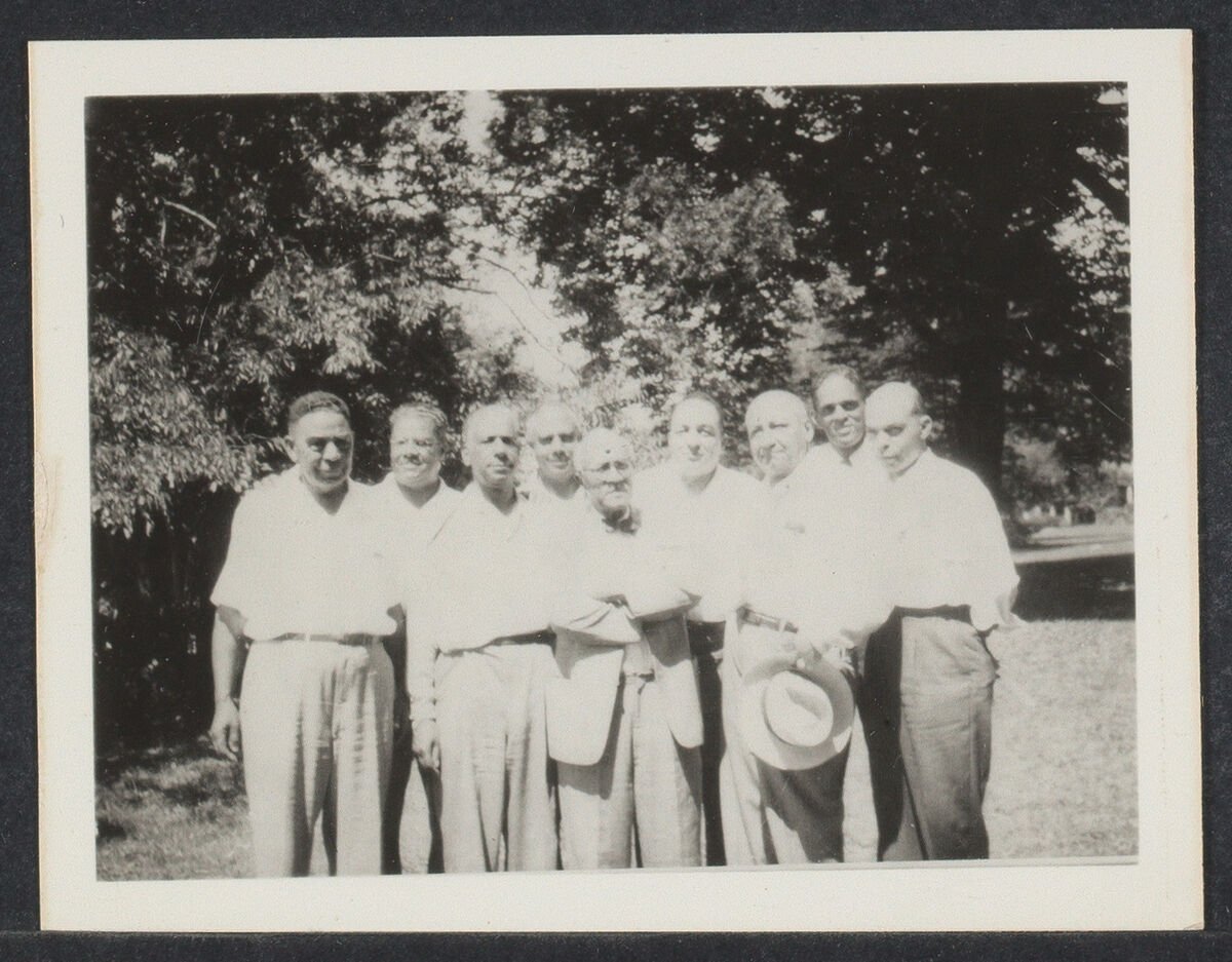 Groupe de médecins afro-américains (1950). George est le 2e à partir de la gauche.
