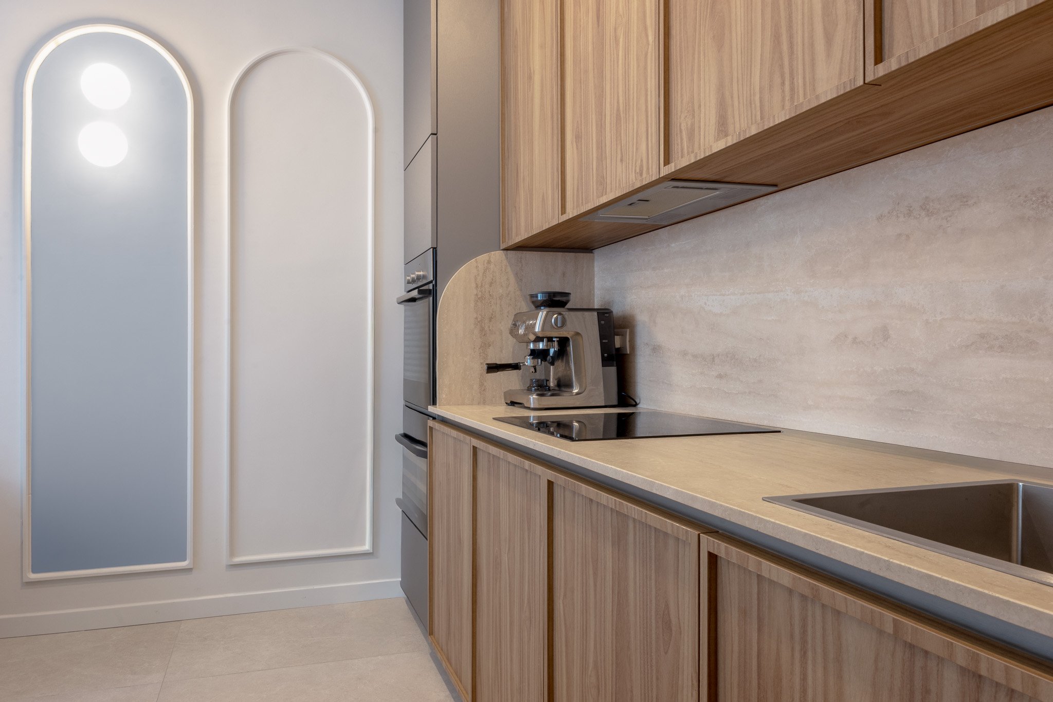 cucina custom e boiserie con archi