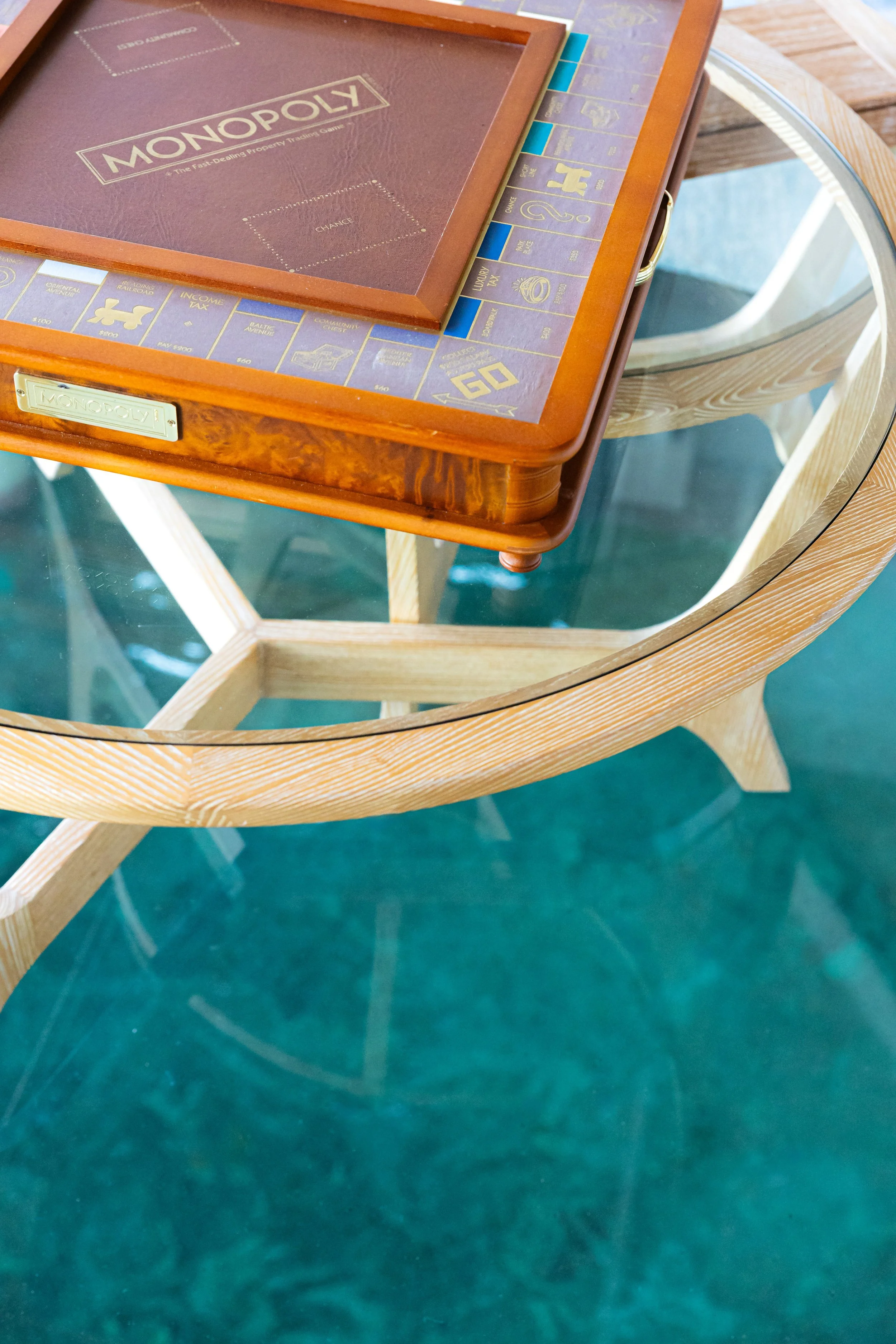 Ein kleiner brauner Tisch steht auf einem blauen Glasboden.