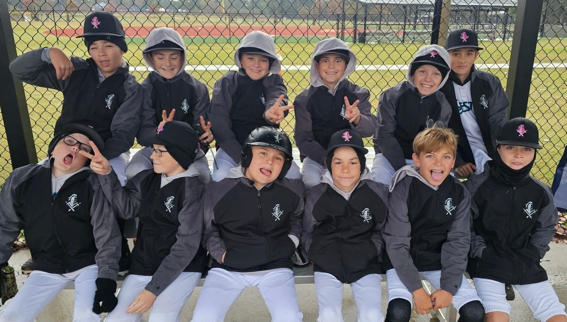 It was a cold and wet morning in FWB but our 11U Knights sure did have some fun! 2-0 heading in to Sunday! 🌧️ ⚾️ Our 12U team takes the field this afternoon! 👏 ⚔️