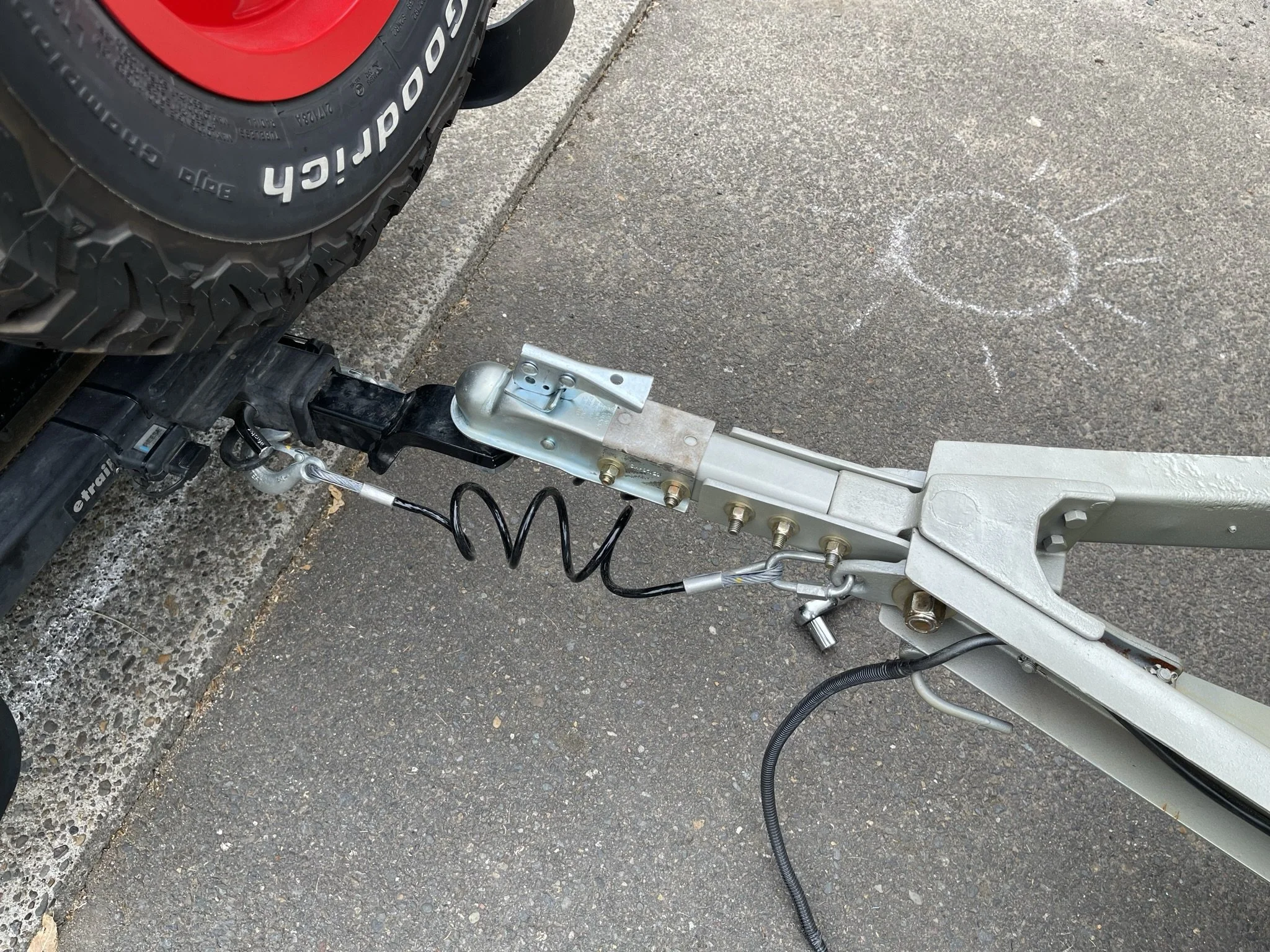 Standard mode: short tongue with safety chains using stock anchor points and short electrical connection. 