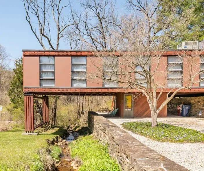 Why This Pennsylvania Frank Lloyd Wright–Inspired Pet-Friendly Airbnb Is Absolutely Unforgettable